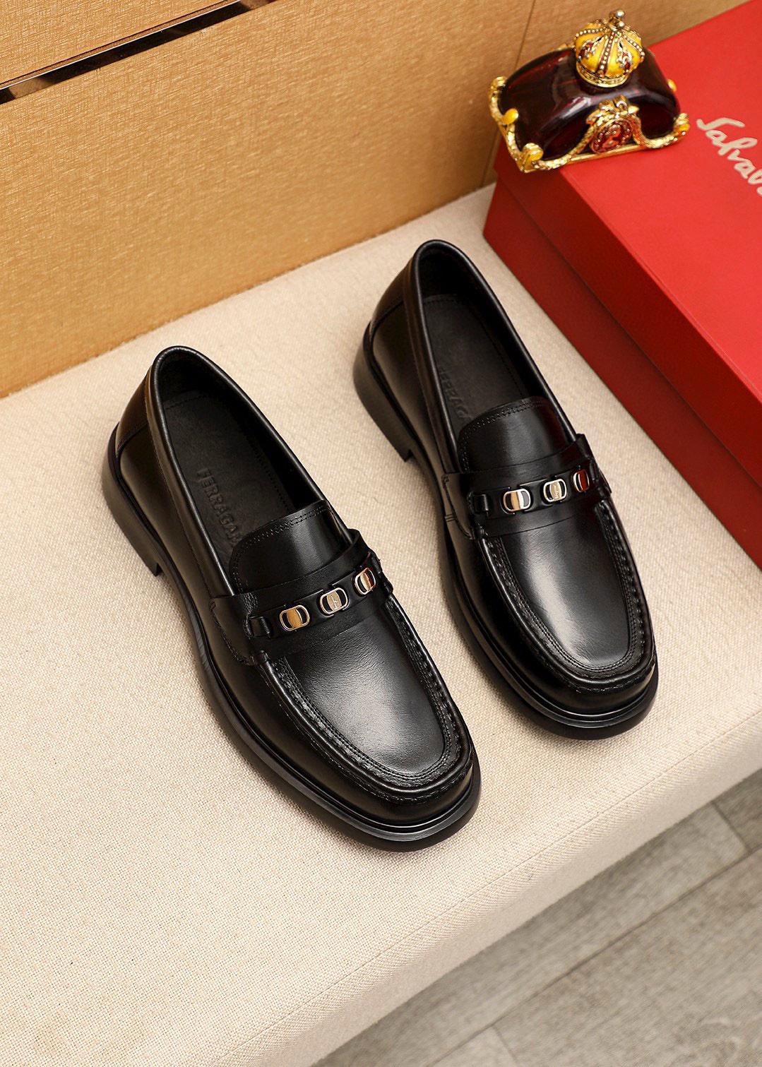 NO:639552,Product trademark Ferragamo 'Ferragamo' casual leather shoes. Regular size: 38-44 (customized at 45.46) Product material selection: imported calfskin upper + classic hardware buckle, imported water-dyed cowhide lining. Strong three-dimensional visual effect, original foam outsole, 1 color available, ferragamo, ferragamo, cowhide19860909商品商标Ferragamo「 菲拉格慕」休闲皮鞋 正码码数:38-44（45.46订制） 商品材料精选 进口小牛皮鞋面+经典五金扣,进口水染牛皮内里.强烈立体视觉效果,原版发泡大底 颜 色1色可选,,ferragamo,ferragamo,cowhide,Men's shoes