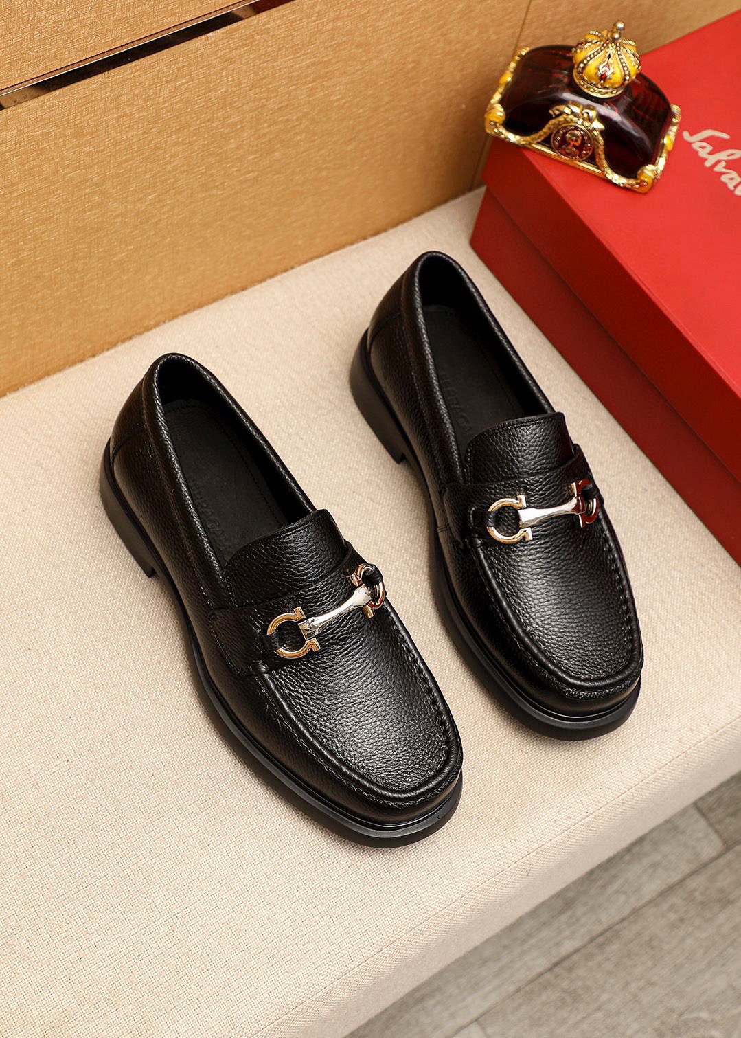 NO:639564,Product trademark Ferragamo 'Ferragamo' casual leather shoes. Regular size: 38-44 (customized at 45.46) Product material selection: imported pebbled cowhide upper + classic hardware buckle, imported water-dyed cowhide lining. Strong three-dimensional visual effect, original foam outsole, 2 colors available, ferragamo, ferragamo, cowhide19860909商品商标Ferragamo「 菲拉格慕」休闲皮鞋 正码码数:38-44（45.46订制） 商品材料精选 进口荔枝纹牛皮鞋面+经典五金扣,进口水染牛皮内里.强烈立体视觉效果,原版发泡大底 颜 色2色可选,,ferragamo,ferragamo,cowhide,Men's shoes