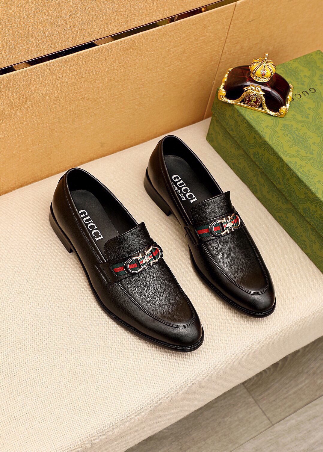 NO:639782,Product trademark GUCCI 'Gucci' casual leather shoes, correct size: 39-44 (customized at 38.45.46) Product material selection: imported first-layer pebbled calfskin upper + luxury hardware buckle, imported sheepskin lining. Strong three-dimensional visual effect, combined outsole, 1 color optional, gucci, gucci, cowhide19860909商品商标GUCCI「 古驰」休闲皮鞋 正码码数:39-44（38.45.46订制） 商品材料精选 进口头层荔枝纹小牛皮鞋面+奢华五金扣,进口羊皮内里.强烈立体视觉效果,组合大底 颜 色1色可选,,gucci,gucci,cowhide,Men's shoes