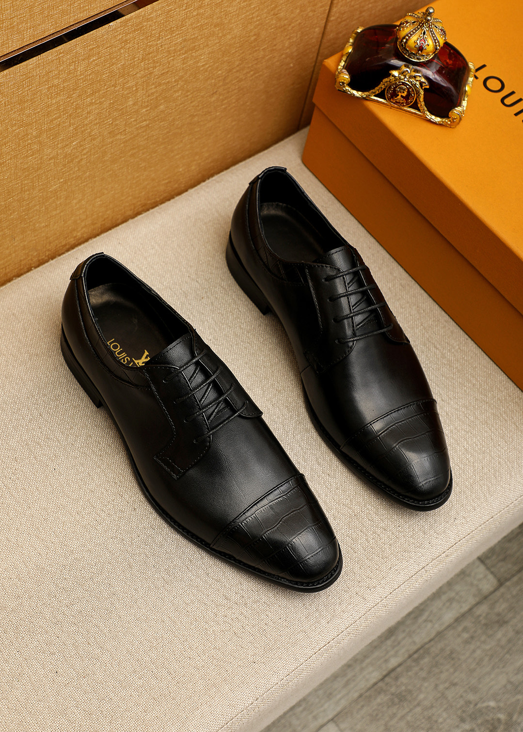 NO:663776,Product trademark LOUIS VUITTON 'Louis Vuitton' business leather shoes. Regular size: 39-44 (customized at 38.45.46) Product material selection: imported first-layer calfskin upper, imported first-layer cowhide lining. Strong three-dimensional visual effect, original outsole color 2 colors available, louis vuitton, louis vuitton, cowhide19860909商品商标LOUIS VUITTON「 路易威登」商务皮鞋 正码码数:39-44（38.45.46订制） 商品材料精选 进口头层小牛皮鞋面,进口头层牛皮内里.强烈立体视觉效果,原版大底 颜 色2色可选,,louis vuitton,louis vuitton,cowhide,Men's shoes