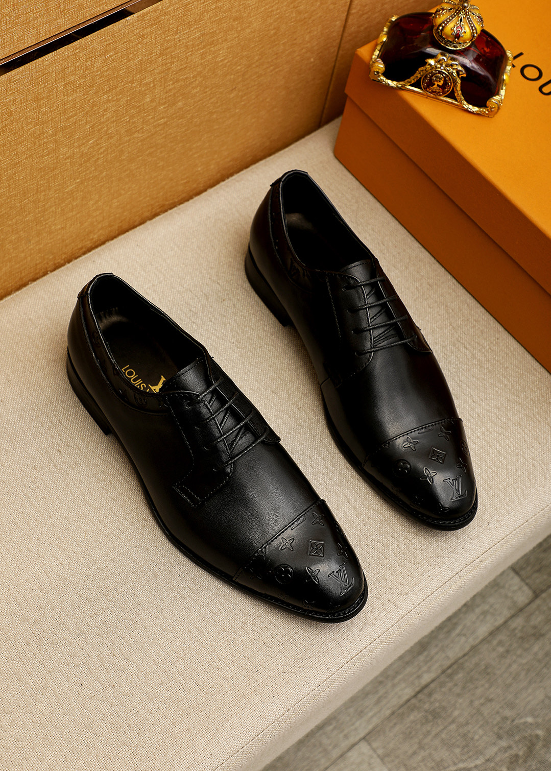 NO:663735,Product trademark LOUIS VUITTON 'Louis Vuitton' business leather shoes. Regular size: 39-44 (customized at 38.45.46) Product material selection: imported first-layer calfskin upper, imported first-layer cowhide lining. Strong three-dimensional visual effect, original outsole color 4 colors available, louis vuitton, louis vuitton, cowhide19860909商品商标LOUIS VUITTON「 路易威登」商务皮鞋 正码码数:39-44（38.45.46订制） 商品材料精选 进口头层小牛皮鞋面,进口头层牛皮内里.强烈立体视觉效果,原版大底 颜 色4色可选,,louis vuitton,louis vuitton,cowhide,Men's shoes