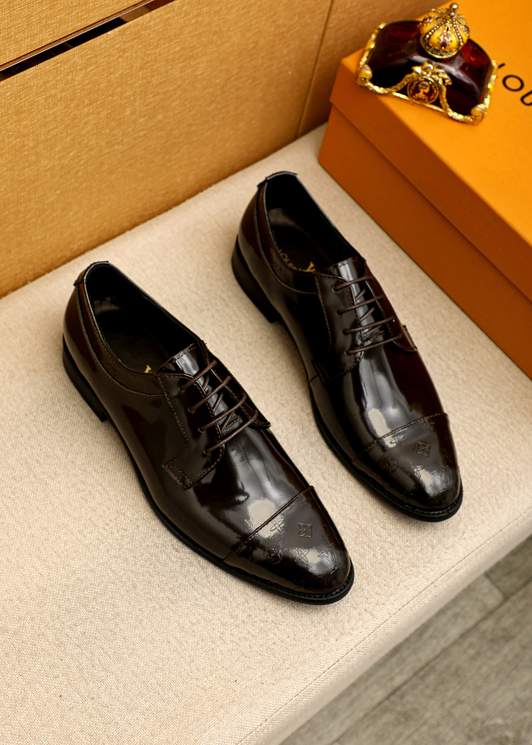 NO:663738,Product trademark LOUIS VUITTON 'Louis Vuitton' business leather shoes. Regular size: 39-44 (customized at 38.45.46) Product material selection: imported first-layer open-edge beaded cowhide upper, imported first-layer cowhide lining. Strong three-dimensional visual effect, original outsole color 4 colors available, louis vuitton, louis vuitton, cowhide19860909商品商标LOUIS VUITTON「 路易威登」商务皮鞋 正码码数:39-44（38.45.46订制） 商品材料精选 进口头层开边珠牛皮鞋面,进口头层牛皮内里.强烈立体视觉效果,原版大底 颜 色4色可选,,louis vuitton,louis vuitton,cowhide,Men's shoes