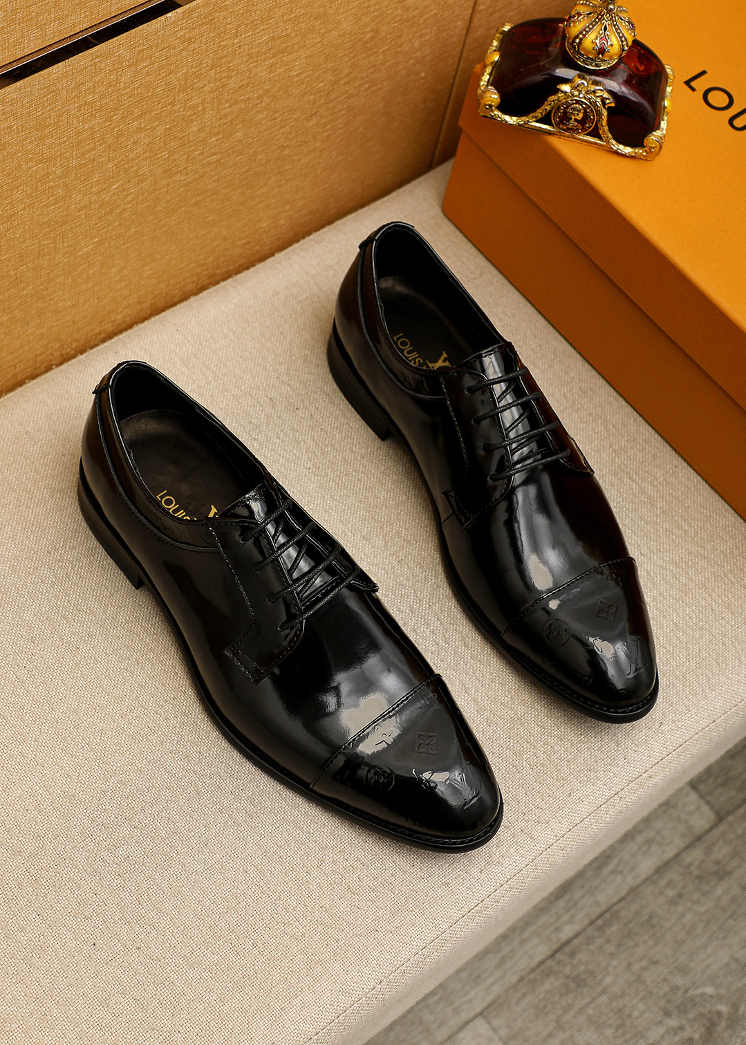 NO:663750,Product trademark LOUIS VUITTON 'Louis Vuitton' business leather shoes. Regular size: 39-44 (customized at 38.45.46) Product material selection: imported first-layer open-edge beaded cowhide upper, imported first-layer cowhide lining. Strong three-dimensional visual effect, original outsole color 4 colors available, louis vuitton, louis vuitton, cowhide19860909商品商标LOUIS VUITTON「 路易威登」商务皮鞋 正码码数:39-44（38.45.46订制） 商品材料精选 进口头层开边珠牛皮鞋面,进口头层牛皮内里.强烈立体视觉效果,原版大底 颜 色4色可选,,louis vuitton,louis vuitton,cowhide,Men's shoes