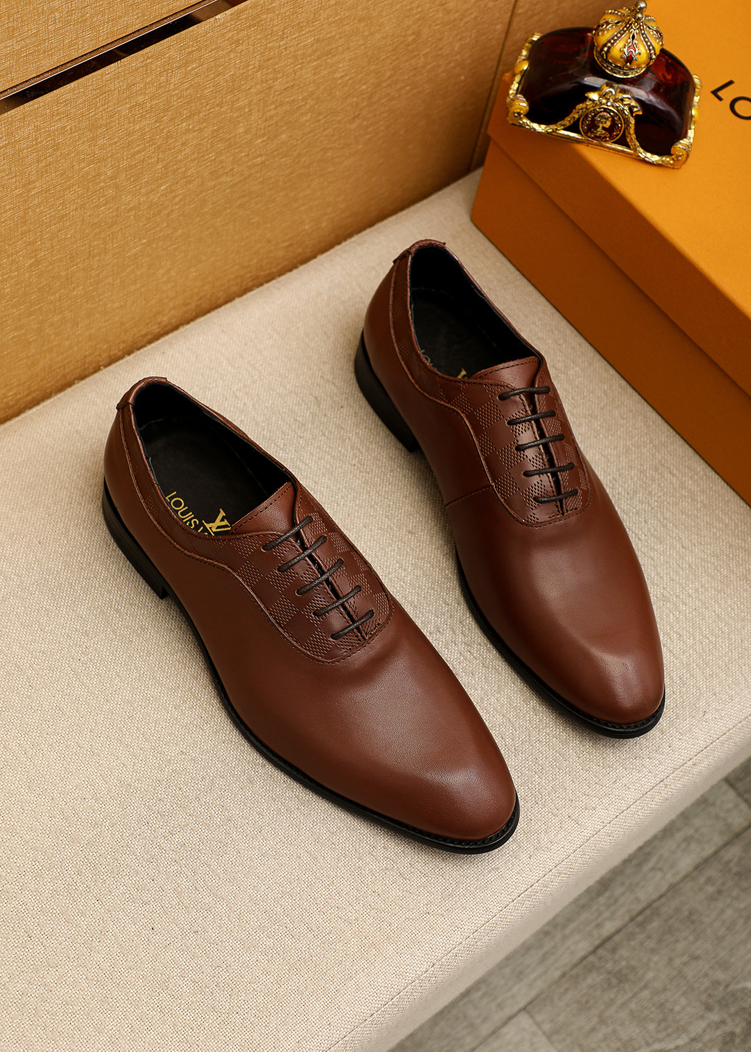 NO:663758,Product trademark LOUIS VUITTON 'Louis Vuitton' business leather shoes. Regular size: 39-44 (customized at 38.45.46) Product material selection: imported first-layer calfskin upper, imported first-layer cowhide lining. Strong three-dimensional visual effect, original outsole color 4 colors available, louis vuitton, louis vuitton, cowhide19860909商品商标LOUIS VUITTON「 路易威登」商务皮鞋 正码码数:39-44（38.45.46订制） 商品材料精选 进口头层小牛皮鞋面,进口头层牛皮内里.强烈立体视觉效果,原版大底 颜 色4色可选,,louis vuitton,louis vuitton,cowhide,Men's shoes