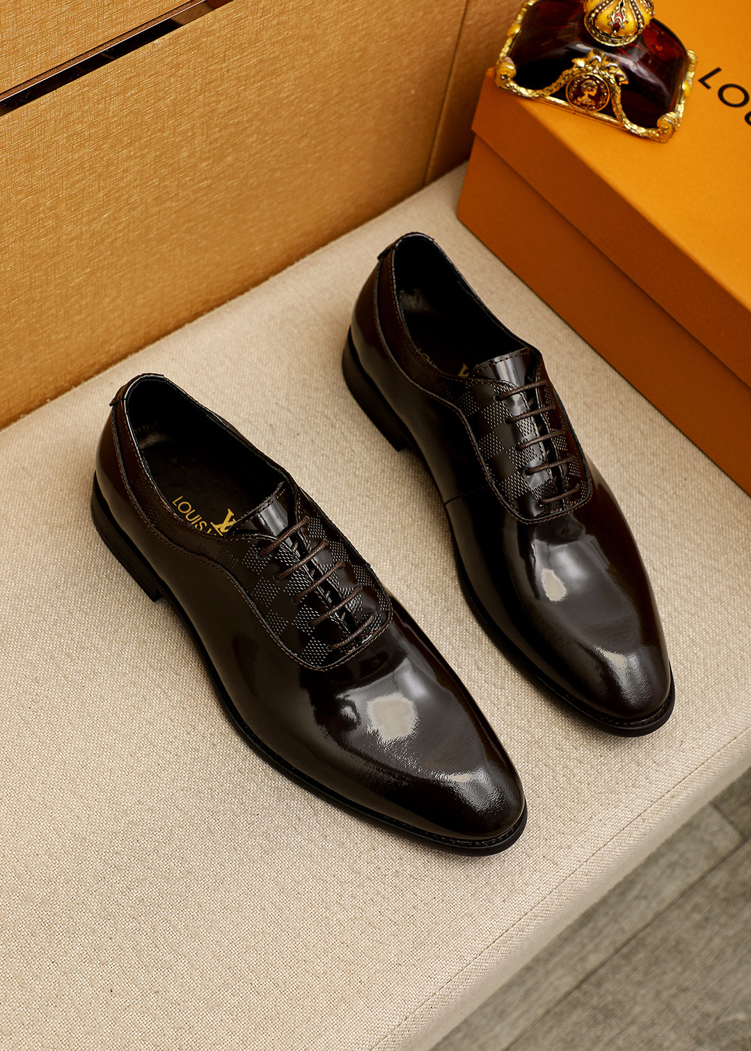 NO:663764,Product trademark LOUIS VUITTON 'Louis Vuitton' business leather shoes. Regular size: 39-44 (customized at 38.45.46) Product material selection: imported first-layer open-edge beaded cowhide upper, imported first-layer cowhide lining. Strong three-dimensional visual effect, original outsole color 4 colors available, louis vuitton, louis vuitton, cowhide19860909商品商标LOUIS VUITTON「 路易威登」商务皮鞋 正码码数:39-44（38.45.46订制） 商品材料精选 进口头层开边珠牛皮鞋面,进口头层牛皮内里.强烈立体视觉效果,原版大底 颜 色4色可选,,louis vuitton,louis vuitton,cowhide,Men's shoes