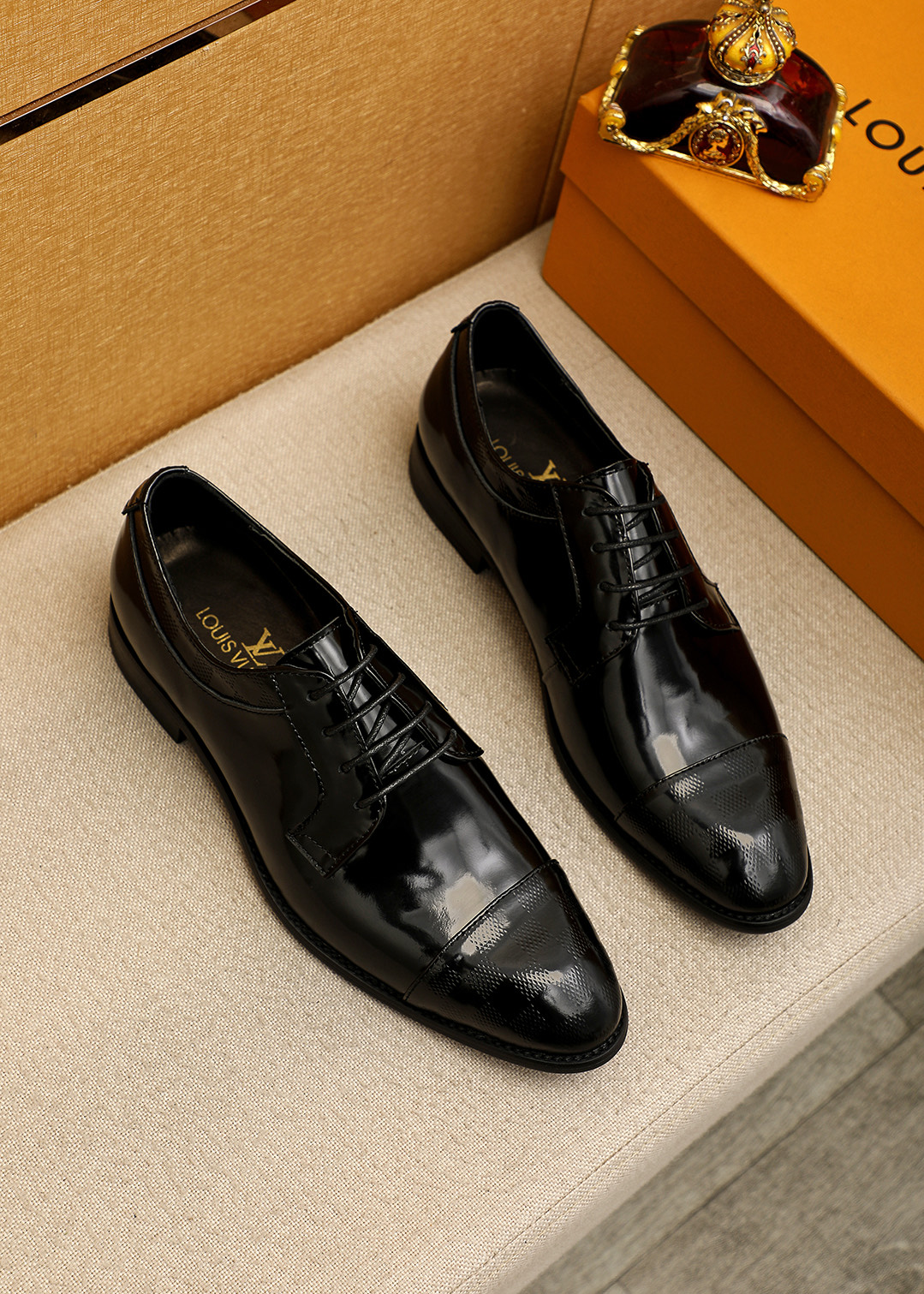 NO:663781,Product trademark LOUIS VUITTON 'Louis Vuitton' business leather shoes. Regular size: 39-44 (customized at 38.45.46) Product material selection: imported first-layer open-edge beaded cowhide upper, imported first-layer cowhide lining. Strong three-dimensional visual effect, original outsole color 4 colors available, louis vuitton, louis vuitton, cowhide19860909商品商标LOUIS VUITTON「 路易威登」商务皮鞋 正码码数:39-44（38.45.46订制） 商品材料精选 进口头层开边珠牛皮鞋面,进口头层牛皮内里.强烈立体视觉效果,原版大底 颜 色4色可选,,louis vuitton,louis vuitton,cowhide,Men's shoes