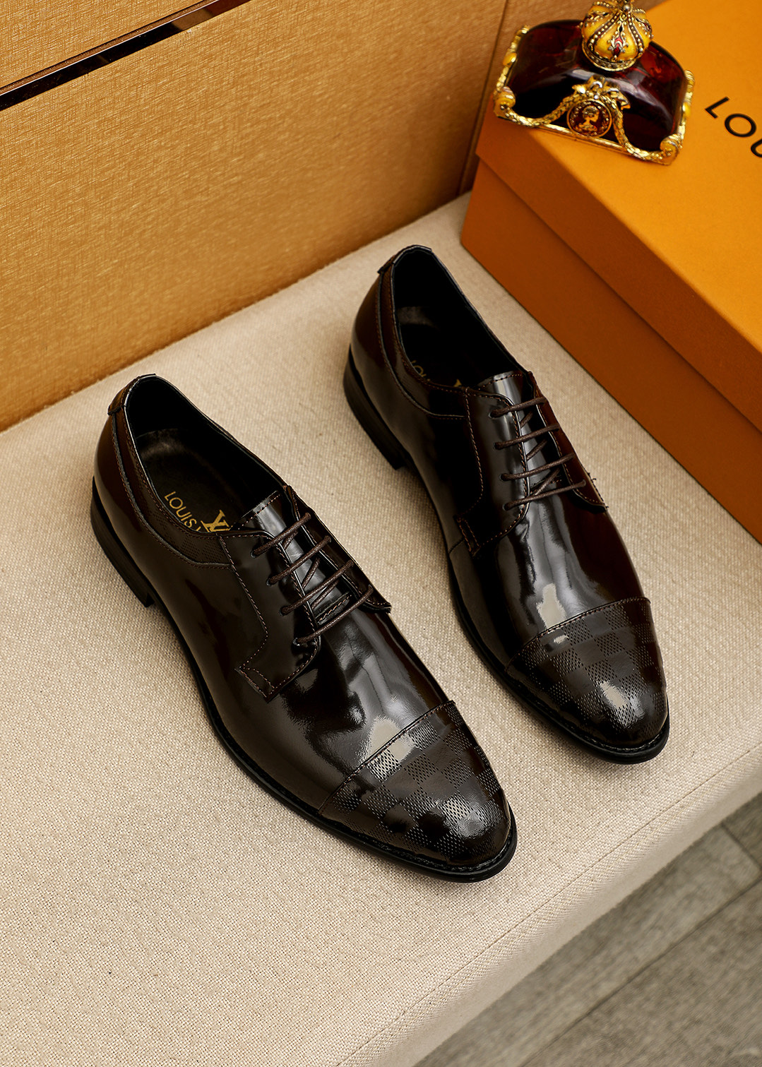 NO:663796,Product trademark LOUIS VUITTON 'Louis Vuitton' business leather shoes. Regular size: 39-44 (customized at 38.45.46) Product material selection: imported first-layer open-edge beaded cowhide upper, imported first-layer cowhide lining. Strong three-dimensional visual effect, original outsole color 4 colors available, louis vuitton, louis vuitton, cowhide19860909商品商标LOUIS VUITTON「 路易威登」商务皮鞋 正码码数:39-44（38.45.46订制） 商品材料精选 进口头层开边珠牛皮鞋面,进口头层牛皮内里.强烈立体视觉效果,原版大底 颜 色4色可选,,louis vuitton,louis vuitton,cowhide,Men's shoes