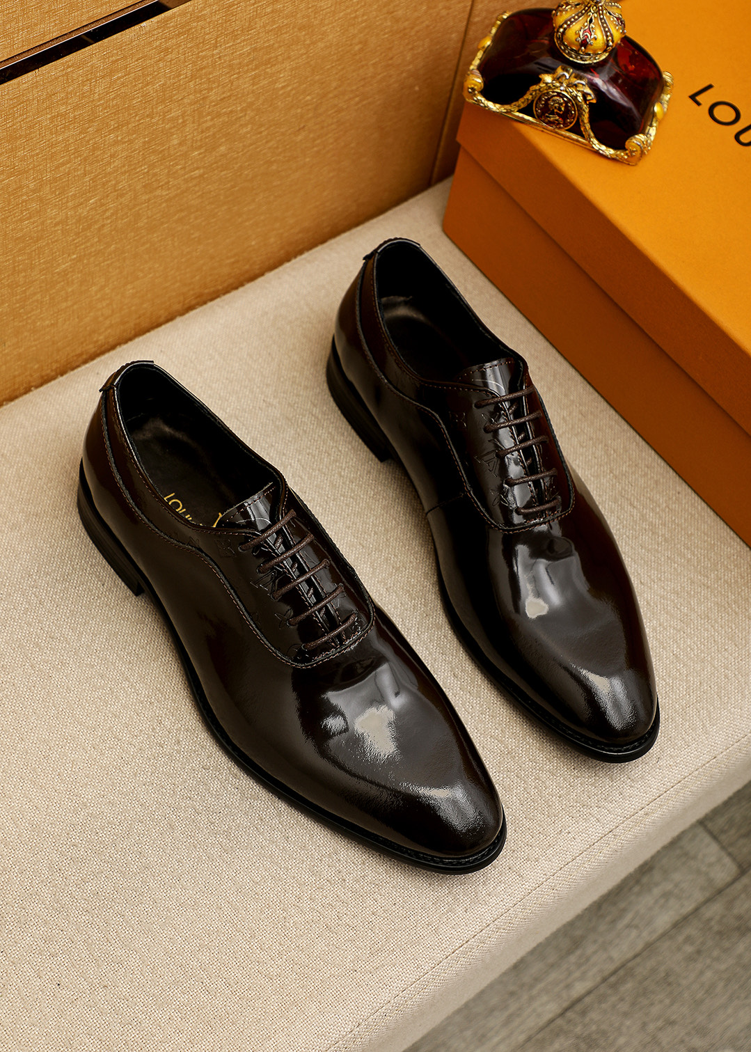 NO:663737,Product trademark LOUIS VUITTON 'Louis Vuitton' business leather shoes. Regular size: 39-44 (customized at 38.45.46) Product material selection: imported first-layer open-edge beaded cowhide upper, imported first-layer cowhide lining. Strong three-dimensional visual effect, original outsole color 4 colors available, louis vuitton, louis vuitton, cowhide19860909商品商标LOUIS VUITTON「 路易威登」商务皮鞋 正码码数:39-44（38.45.46订制） 商品材料精选 进口头层开边珠牛皮鞋面,进口头层牛皮内里.强烈立体视觉效果,原版大底 颜 色4色可选,,louis vuitton,louis vuitton,cowhide,Men's shoes