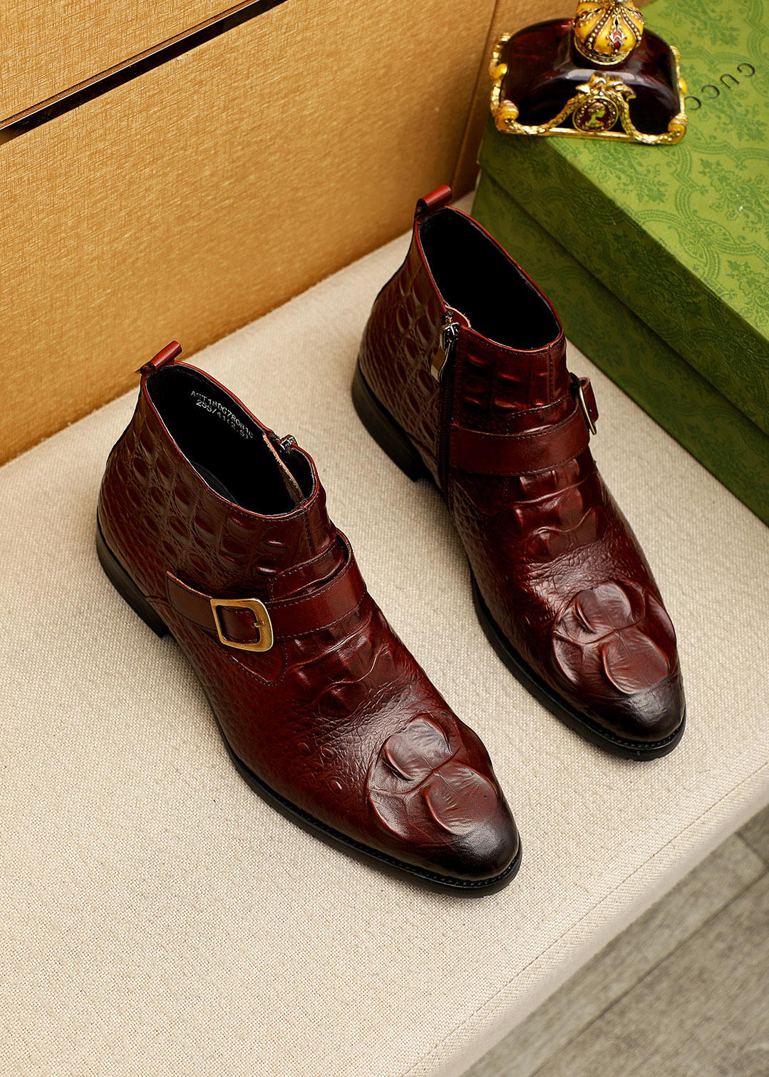 NO:663755,Product trademark GUCCI 'Gucci' high-top leather shoes. Regular code number: 38-44 (customized at 37.45.46) Product material selection: imported first-layer calfskin embossed upper + luxury hardware buckle, imported sheepskin lining. Strong three-dimensional visual effect, original outsole color 2 colors available, gucci, gucci, cowhide19860909商品商标GUCCI「 古驰」高帮皮鞋 正码码数:38-44（37.45.46订制） 商品材料精选 进口头层小牛皮压花鞋面+奢华五金扣,进口羊皮内里.强烈立体视觉效果,原版大底 颜 色2色可选,,gucci,gucci,cowhide,Men's shoes