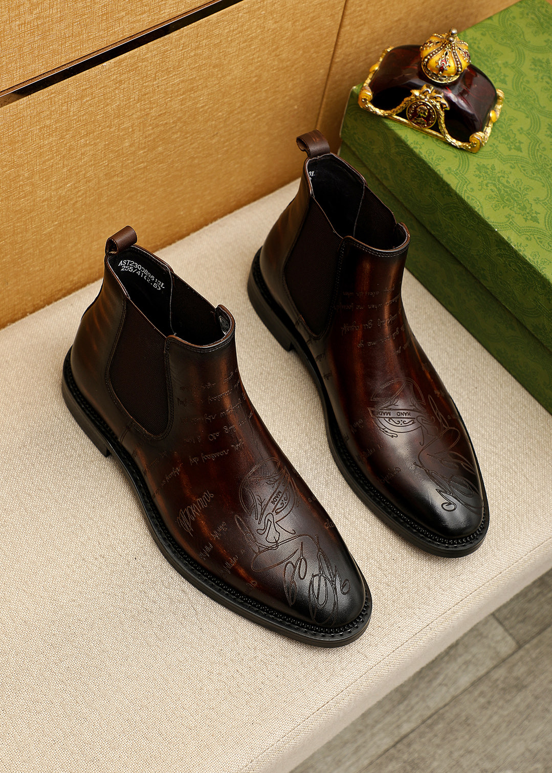 NO:663761,Product trademark GUCCI 'Gucci' high-top leather shoes. Regular code number: 38-44 (customized at 37.45.46) Product material selection: imported first-layer calfskin embossed upper + luxury hardware buckle, imported sheepskin lining. Strong three-dimensional visual effect, original outsole 3 colors available, gucci, gucci, cowhide19860909商品商标GUCCI「 古驰」高帮皮鞋 正码码数:38-44（37.45.46订制） 商品材料精选 进口头层小牛皮压花鞋面+奢华五金扣,进口羊皮内里.强烈立体视觉效果,原版大底 颜 色3色可选,,gucci,gucci,cowhide,Men's shoes