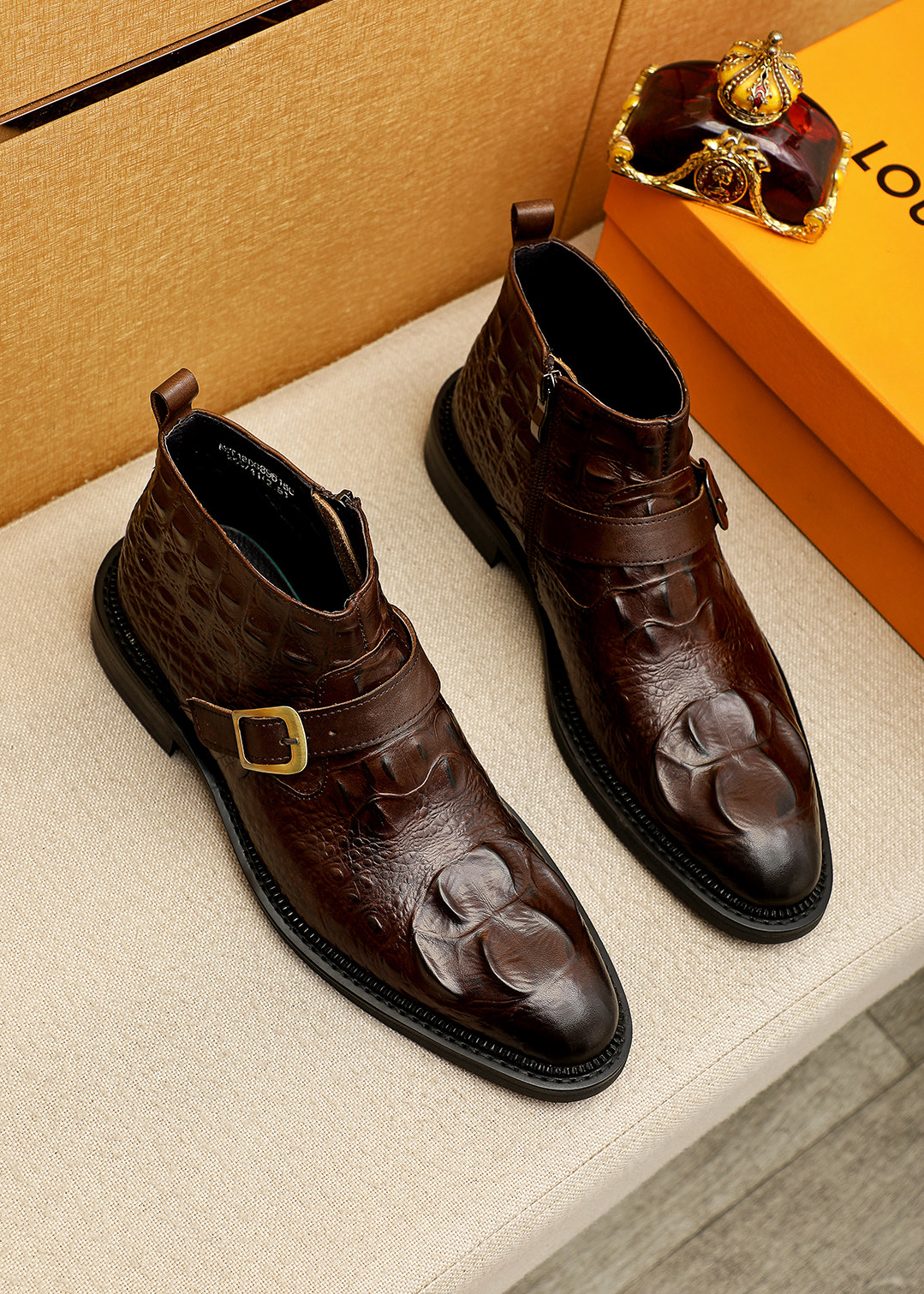 NO:663770,Product trademark LOUIS VUITTON 'Louis Vuitton' high-top leather shoes. Regular size: 38-44 (customized at 37.45.46) Product material selection: imported first-layer calfskin embossed upper + luxury hardware buckle, imported sheepskin lining. Strong three-dimensional visual effect, original outsole color 2 colors available, louis vuitton, louis vuitton, cowhide19860909商品商标LOUIS VUITTON「 路易威登」高帮皮鞋 正码码数:38-44（37.45.46订制） 商品材料精选 进口头层小牛皮压花鞋面+奢华五金扣,进口羊皮内里.强烈立体视觉效果,原版大底 颜 色2色可选,,louis vuitton,louis vuitton,cowhide,Men's shoes