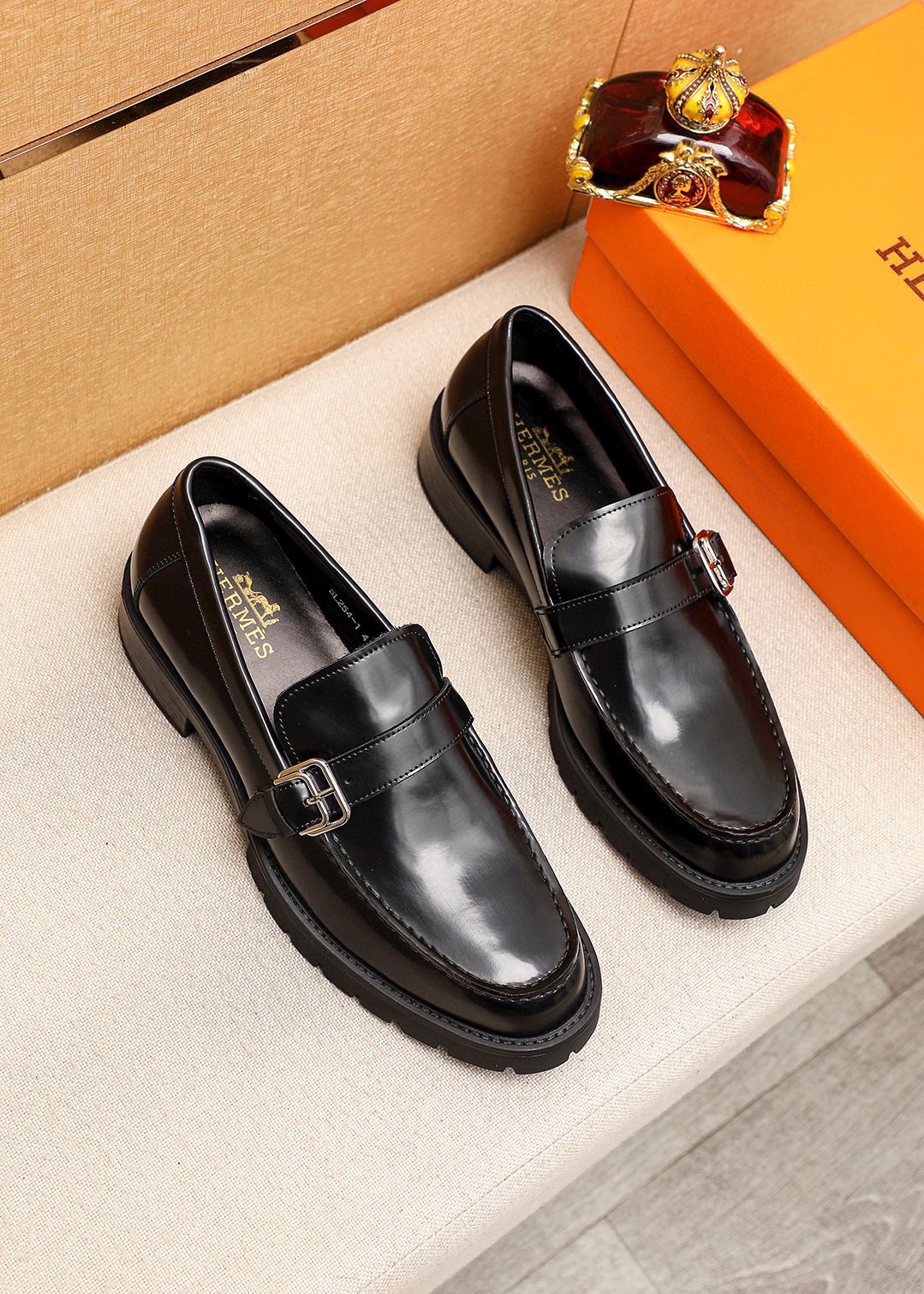 NO:680031,Product trademark HERMES 'Hermès' casual leather shoes. Regular size: 39-44 (customized at 38.45) Product materials are selected. Imported first-layer open-edge beaded cowhide upper + classic hardware buckle, imported water-dyed cowhide lining. Strong three-dimensional visual effect, non-slip and wear-resistant rubber outsole. 1 color optional, hermes, hermes, cowhide19860909商品商标HERMES「 爱马仕」休闲皮鞋 正码码数:39-44（38.45订制） 商品材料精选 进口头层开边珠牛皮鞋面+经典五金扣,进口水染牛皮内里.强烈立体视觉效果,防滑耐磨橡胶大底 颜 色1色可选,,hermes,hermes,cowhide,Men's shoes