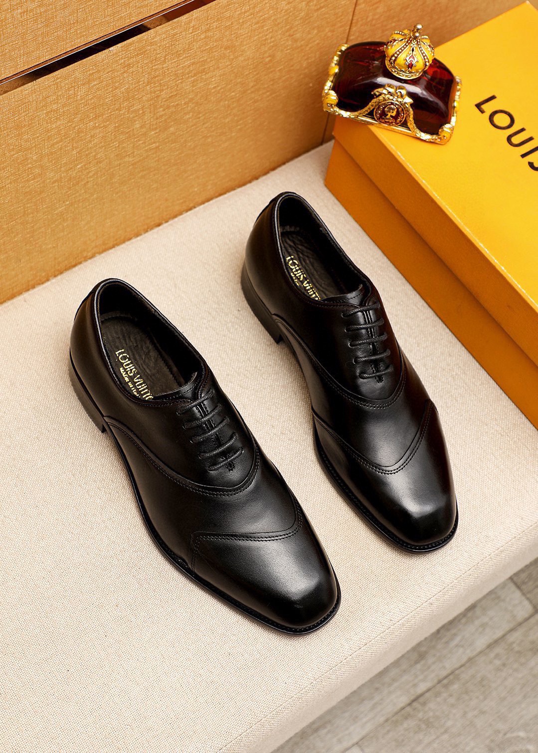 NO:680058,Product trademark LOUIS VUITTON 'Louis Vuitton' business leather shoes. Regular size: 38-44 (customized at 45.46) Product material selection: imported first-layer calfskin upper, imported first-layer cowhide lining. Strong three-dimensional visual effect, combined outsole color 1 color optional, louis vuitton, louis vuitton, cowhide19860909商品商标LOUIS VUITTON「 路易威登」商务皮鞋 正码码数:38-44（45.46订制） 商品材料精选 进口头层小牛皮鞋面,进口头层牛皮内里.强烈立体视觉效果,组合大底 颜 色1色可选,,louis vuitton,louis vuitton,cowhide,Men's shoes