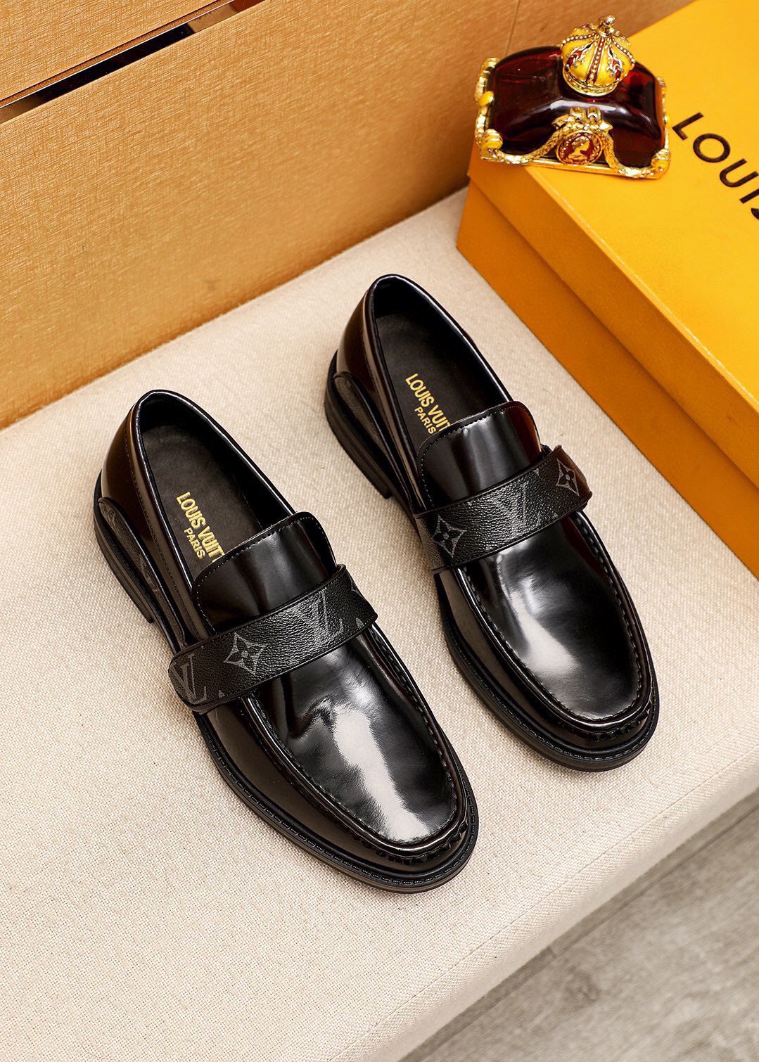 NO:680022,Product trademark LOUIS VUITTON 'Louis Vuitton' casual leather shoes. Regular size: 39-44 (customized at 38.45) Product material selection: imported first-layer open-edge beaded cowhide upper, imported first-layer cowhide lining. Strong three-dimensional visual effect, non-slip and wear-resistant rubber outsole. 2 colors available, louis vuitton, louis vuitton, cowhide19860909商品商标LOUIS VUITTON「 路易威登」休闲皮鞋 正码码数:39-44（38.45订制） 商品材料精选 进口头层开边珠牛皮鞋面,进口头层牛皮内里.强烈立体视觉效果,防滑耐磨橡胶大底 颜 色2色可选,,louis vuitton,louis vuitton,cowhide,Men's shoes