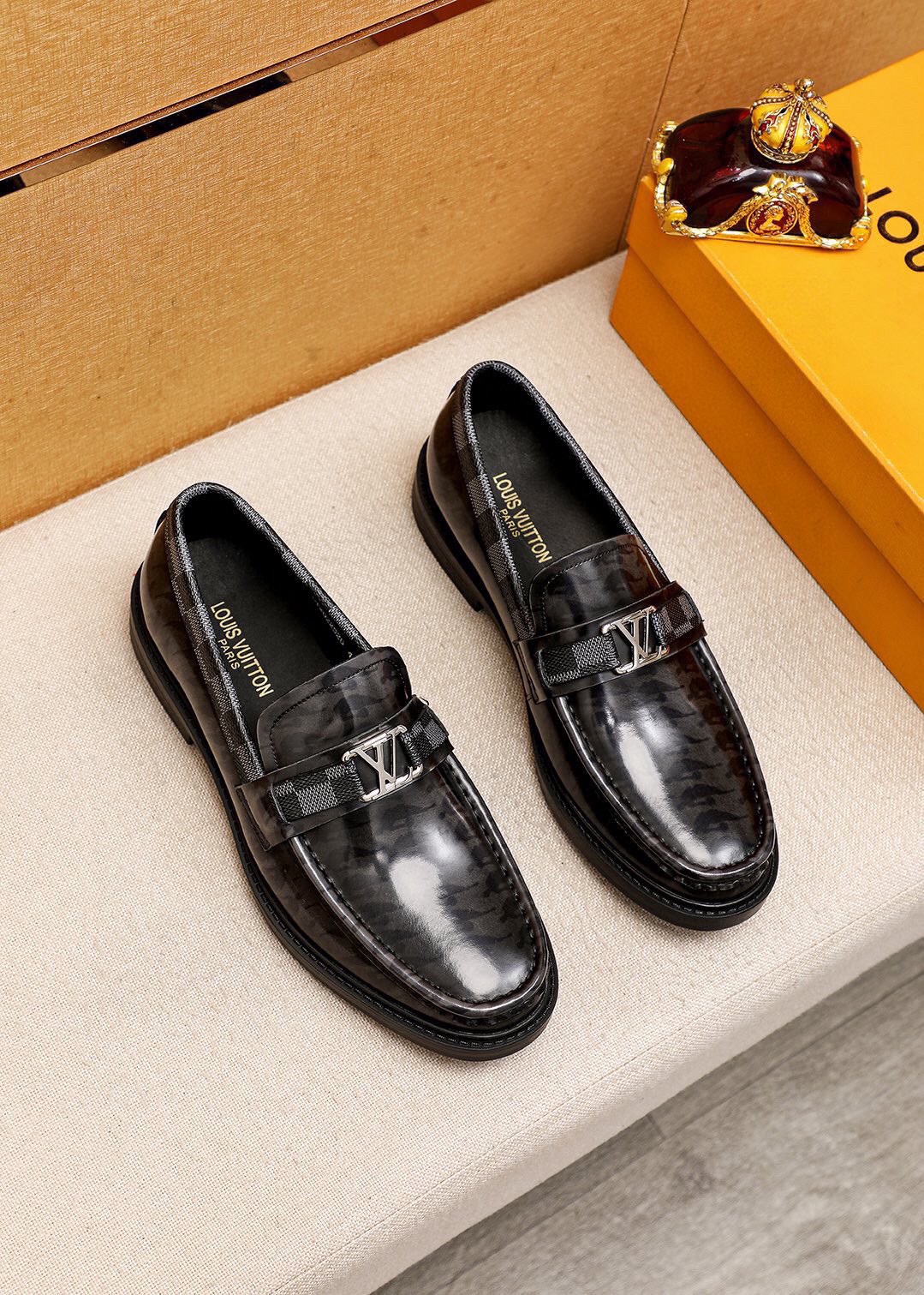 NO:680024,Product trademark LOUIS VUITTON 'Louis Vuitton' casual leather shoes. Regular size: 39-44 (customized at 38.45) Product materials are selected. Imported first-layer open-edge beaded cowhide upper + luxury hardware buckle, imported first-layer cowhide lining. Strong three-dimensional visual effect, non-slip and wear-resistant rubber outsole. 2 colors available, louis vuitton, louis vuitton, cowhide19860909商品商标LOUIS VUITTON「 路易威登」休闲皮鞋 正码码数:39-44（38.45订制） 商品材料精选 进口头层开边珠牛皮鞋面+奢华五金扣,进口头层牛皮内里.强烈立体视觉效果,防滑耐磨橡胶大底 颜 色2色可选,,louis vuitton,louis vuitton,cowhide,Men's shoes