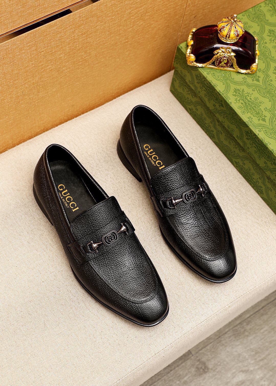 NO:680029,Product trademark GUCCI 'Gucci' casual leather shoes. Regular size: 39-44 (customized at 38.45.46) Product material selection: imported first-layer calfskin upper + luxury hardware buckle, imported cowhide lining. Strong three-dimensional visual effect, rubber outsole, 1 color available, gucci, gucci, cowhide19860909商品商标GUCCI「 古驰」休闲皮鞋 正码码数:39-44（38.45.46订制） 商品材料精选 进口头层小牛皮鞋面+奢华五金扣,进口牛皮内里.强烈立体视觉效果,橡胶大底 颜 色1色可选,,gucci,gucci,cowhide,Men's shoes