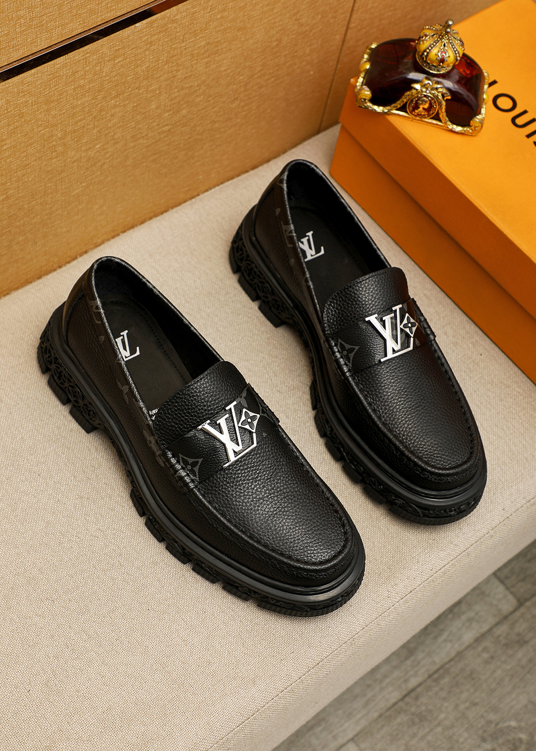 NO:690115,P【LOUIS VUITTON) water-dyed cowhide lining original order new LV Louis Vuitton *——top version LV classic leather shoes!  Use imported Italian open-edge beaded calfskin and original wear-resistant high-end outsole!  High quality products!  Code number 39-44 (38.45.46 customized),,louis vuitton,louis vuitton,louis vuitton,cowhide19860909P【LOUIS VUITTON）水染牛皮内里 原单 新款LV路易威登 *——顶级版本 LV经典皮鞋！选用进口意大利开边珠小牛皮 原版耐磨高端大底！高品质精品！码数39-44 (38.45.46定做),,louis vuitton,louis vuitton,louis vuitton,cowhide,Men's shoes