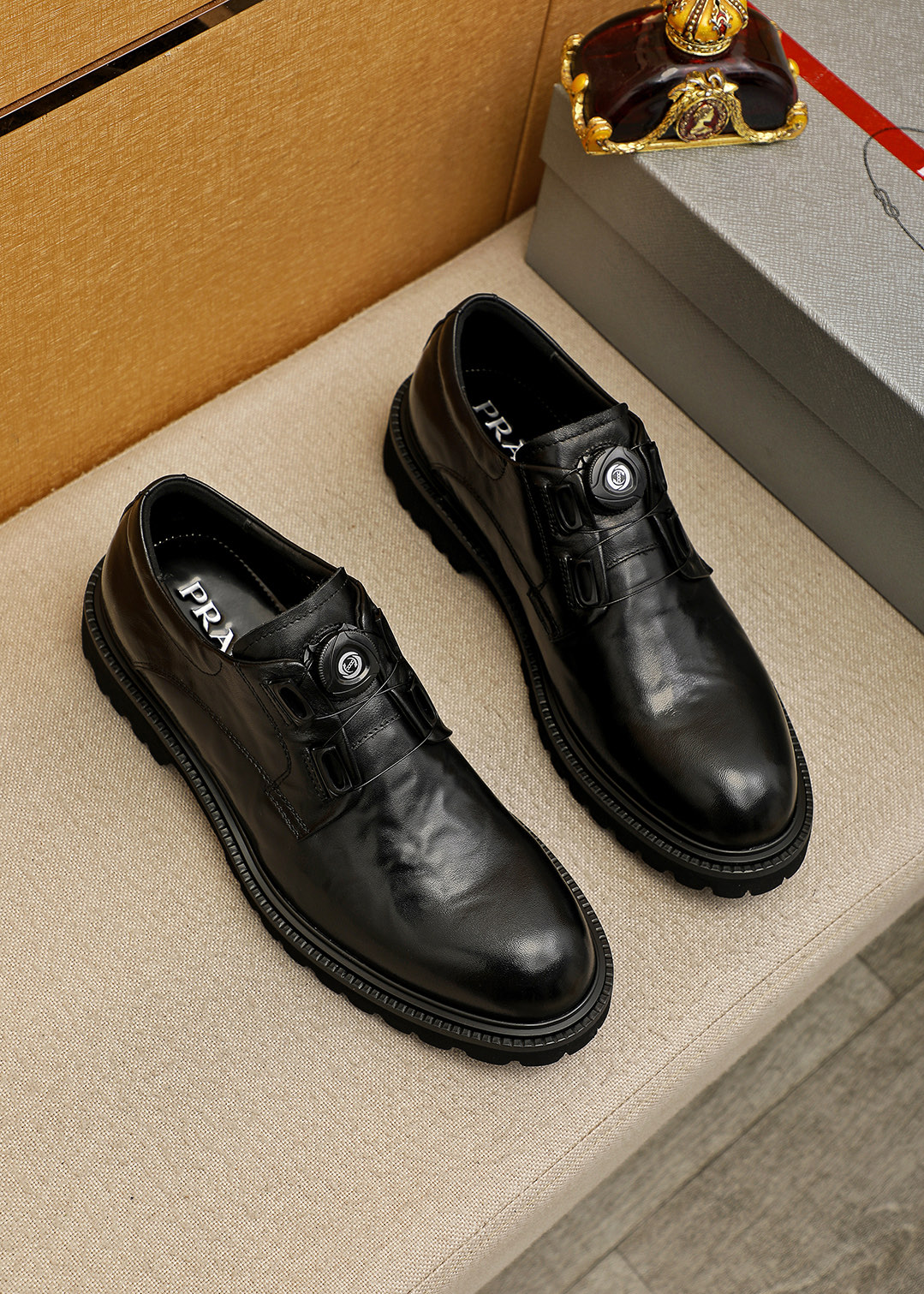 NO:690116,Product trademark PRADA 'Prada' business leather shoes, correct size: 38-44 (45 customized) Product material selection: imported first-layer calfskin upper, imported water-dyed cowhide lining. Strong three-dimensional visual effect, original outsole, 3 colors available, prada, prada, cowhide19860909商品商标PRADA「 普拉达」商务皮鞋 正码码数:38-44(45订制) 商品材料精选 进口头层小牛皮鞋面,进口水染牛皮内里.强烈立体视觉效果,原版大底 颜 色3色可选,,prada,prada,cowhide,Men's shoes