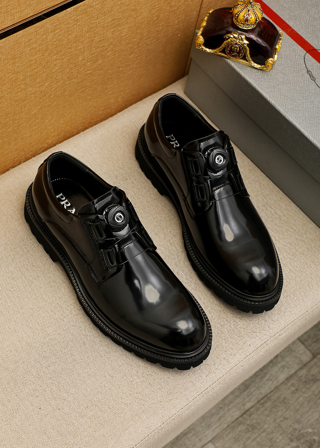 NO:690117,Product trademark PRADA 'Prada' business leather shoes, correct size: 38-44 (45 customized) Product material selection: imported first-layer open-edge beaded cowhide upper, imported water-dyed cowhide lining. Strong three-dimensional visual effect, original outsole, 3 colors available, prada, prada, cowhide19860909商品商标PRADA「 普拉达」商务皮鞋 正码码数:38-44(45订制) 商品材料精选 进口头层开边珠牛皮鞋面,进口水染牛皮内里.强烈立体视觉效果,原版大底 颜 色3色可选,,prada,prada,cowhide,Men's shoes