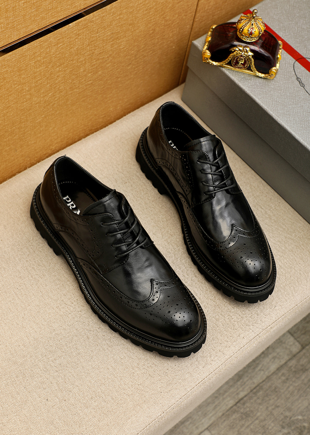 NO:690118,Product trademark PRADA 'Prada' business leather shoes, correct size: 38-44 (45 customized) Product material selection: imported first-layer calfskin upper, imported water-dyed cowhide lining. Strong three-dimensional visual effect, original outsole, 3 colors available, prada, prada, cowhide19860909商品商标PRADA「 普拉达」商务皮鞋 正码码数:38-44(45订制) 商品材料精选 进口头层小牛皮鞋面,进口水染牛皮内里.强烈立体视觉效果,原版大底 颜 色3色可选,,prada,prada,cowhide,Men's shoes