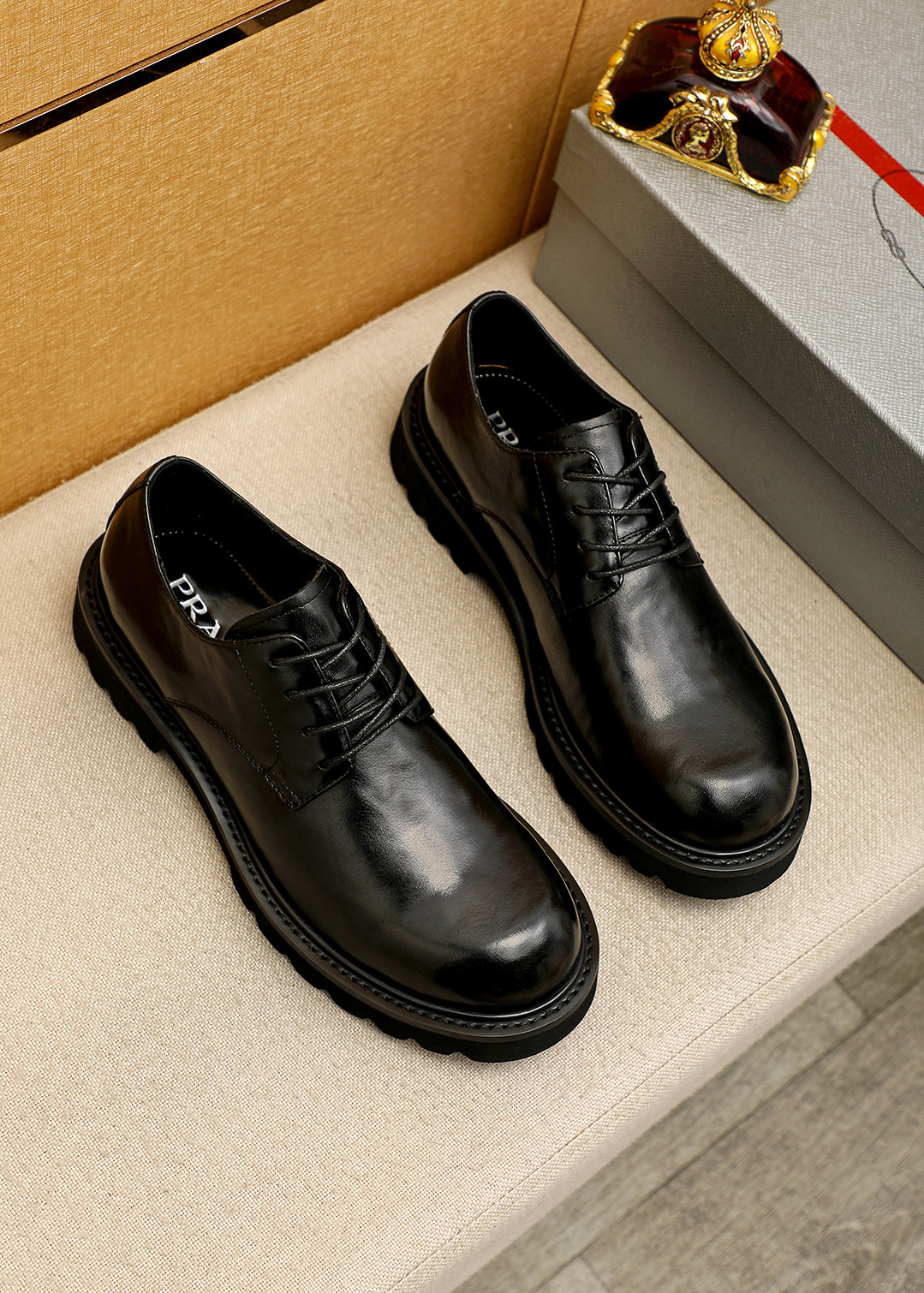 NO:690124,Product trademark PRADA 'Prada' business leather shoes, correct size: 38-44 (45 customized) Product material selection: imported first-layer calfskin upper, imported water-dyed cowhide lining. Strong three-dimensional visual effect, original outsole, 3 colors available, prada, prada, cowhide19860909商品商标PRADA「 普拉达」商务皮鞋 正码码数:38-44(45订制) 商品材料精选 进口头层小牛皮鞋面,进口水染牛皮内里.强烈立体视觉效果,原版大底 颜 色3色可选,,prada,prada,cowhide,Men's shoes