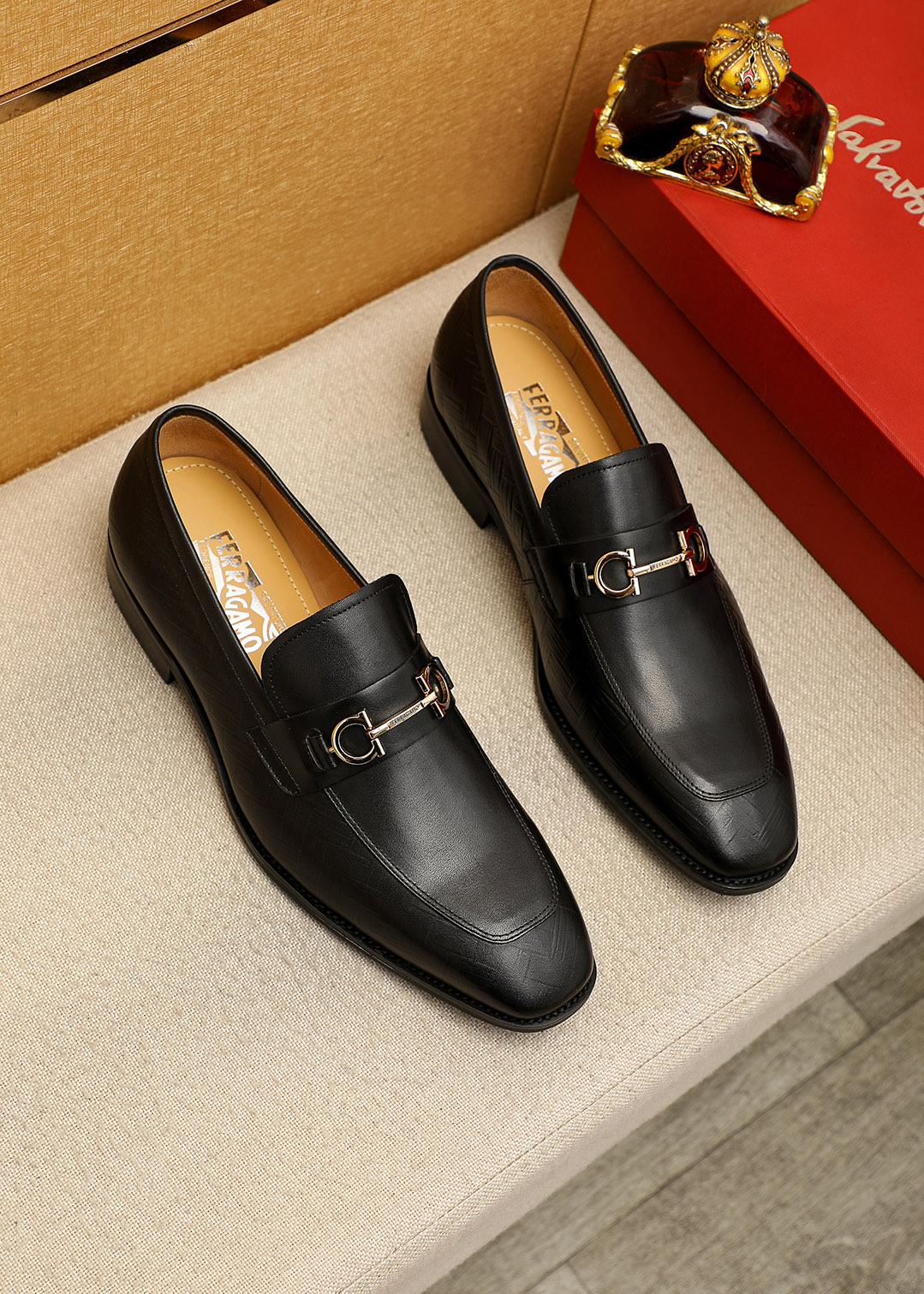 NO:704728,Product trademark Ferragamo 'Ferragamo' casual leather shoes. Regular size: 38-44 (customized at 45.46) Product material selection: imported first-layer calfskin upper + luxury hardware buckle, imported water-dyed cowhide lining. Strong three-dimensional visual effect, original outsole color 5 colors available, ferragamo, ferragamo, cowhide19860909商品商标Ferragamo「 菲拉格慕」休闲皮鞋 正码码数:38-44（45.46订制） 商品材料精选 进口头层小牛皮鞋面+奢华五金扣,进口水染牛皮内里.强烈立体视觉效果,原版大底 颜 色5色可选,,ferragamo,ferragamo,cowhide,Men's shoes