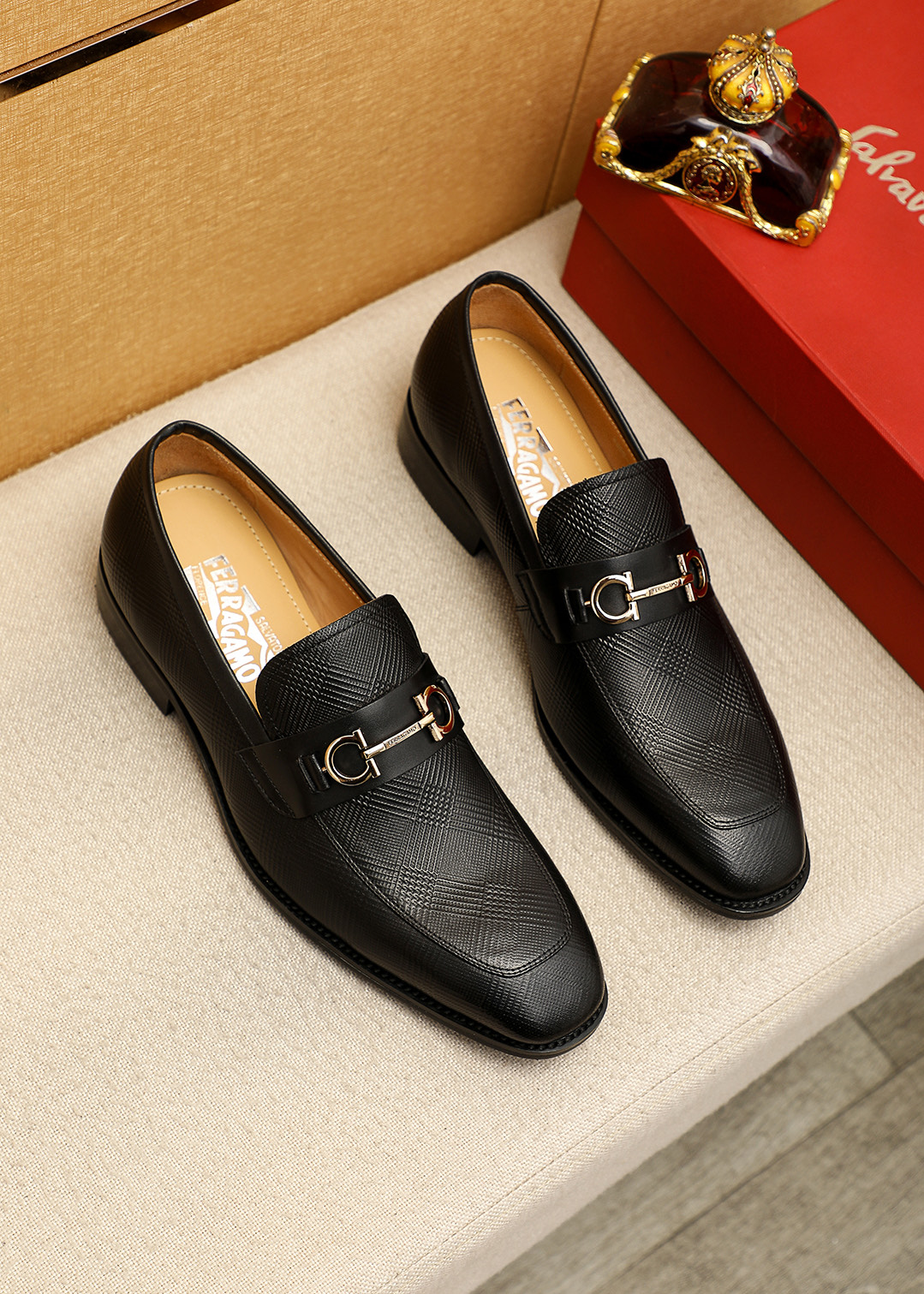 NO:704736,Product trademark Ferragamo 'Ferragamo' casual leather shoes. Regular size: 38-44 (customized at 45.46) Product material selection: imported first-layer calfskin embossed upper + luxury hardware buckle, imported water-dyed cowhide lining. Strong three-dimensional visual effect, original outsole color 5 colors available, ferragamo, ferragamo, cowhide19860909商品商标Ferragamo「 菲拉格慕」休闲皮鞋 正码码数:38-44（45.46订制） 商品材料精选 进口头层小牛皮压花鞋面+奢华五金扣,进口水染牛皮内里.强烈立体视觉效果,原版大底 颜 色5色可选,,ferragamo,ferragamo,cowhide,Men's shoes