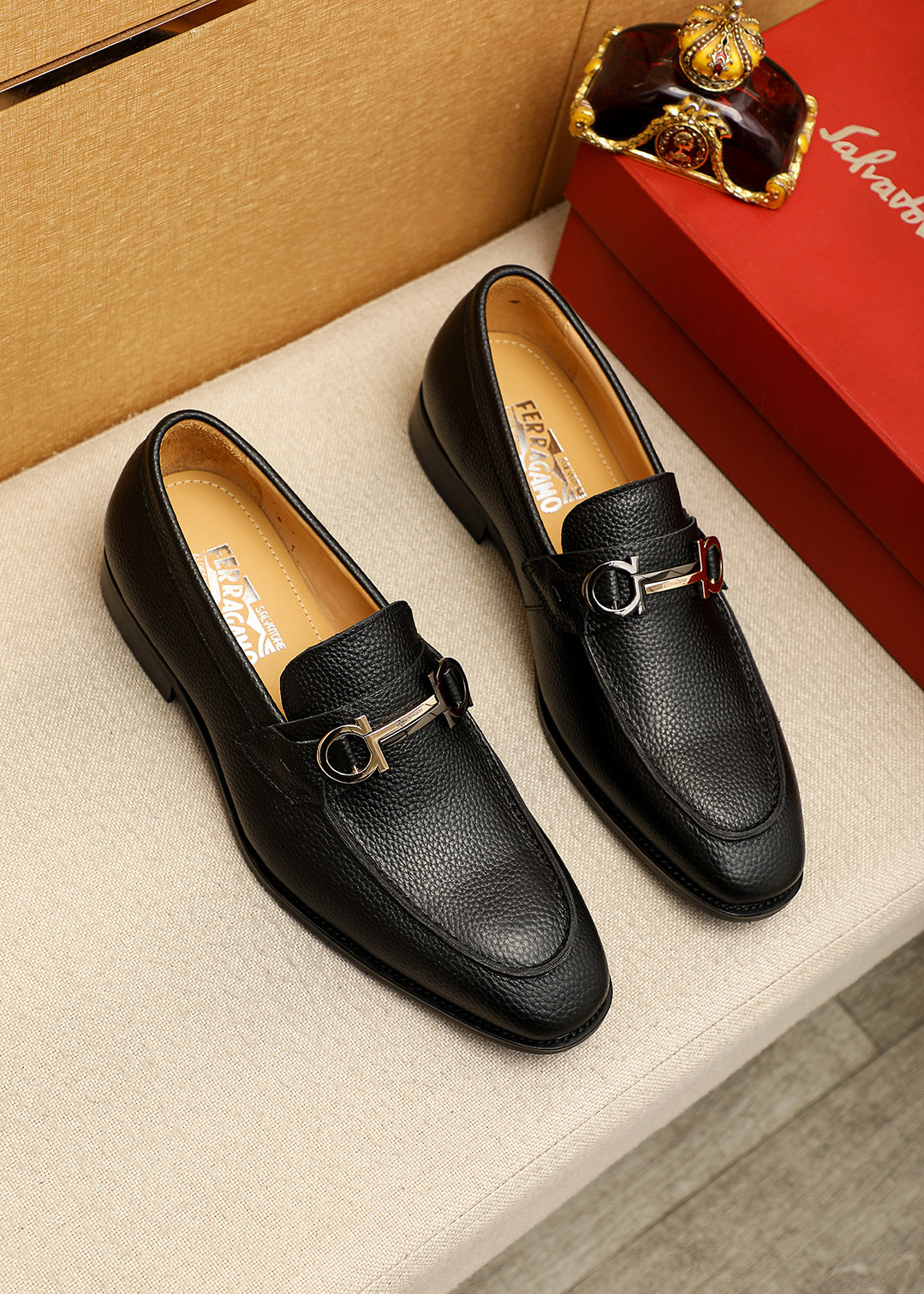 NO:704719,Product trademark Ferragamo 'Ferragamo' casual leather shoes. Regular size: 38-44 (customized at 45.46) Product material selection: imported first-layer pebbled cowhide leather upper + luxury hardware buckle, imported water-dyed cowhide lining. Strong three-dimensional visual effect, original outsole color 4 colors available, ferragamo, ferragamo, cowhide19860909商品商标Ferragamo「 菲拉格慕」休闲皮鞋 正码码数:38-44（45.46订制） 商品材料精选 进口头层荔枝纹牛皮鞋面+奢华五金扣,进口水染牛皮内里.强烈立体视觉效果,原版大底 颜 色4色可选,,ferragamo,ferragamo,cowhide,Men's shoes