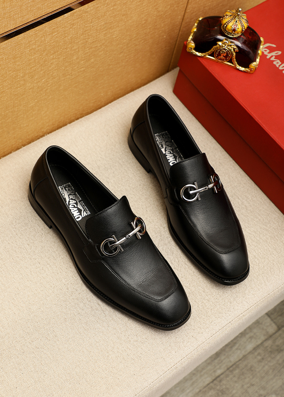 NO:704735,Product trademark Ferragamo 'Ferragamo' casual leather shoes. Regular size: 38-44 (customized at 45.46) Product material selection: imported first-layer pebbled cowhide leather upper + luxury hardware buckle, imported water-dyed cowhide lining. Strong three-dimensional visual effect, original outsole color 6 colors available, ferragamo, ferragamo, cowhide19860909商品商标Ferragamo「 菲拉格慕」休闲皮鞋 正码码数:38-44（45.46订制） 商品材料精选 进口头层荔枝纹牛皮鞋面+奢华五金扣,进口水染牛皮内里.强烈立体视觉效果,原版大底 颜 色6色可选,,ferragamo,ferragamo,cowhide,Men's shoes