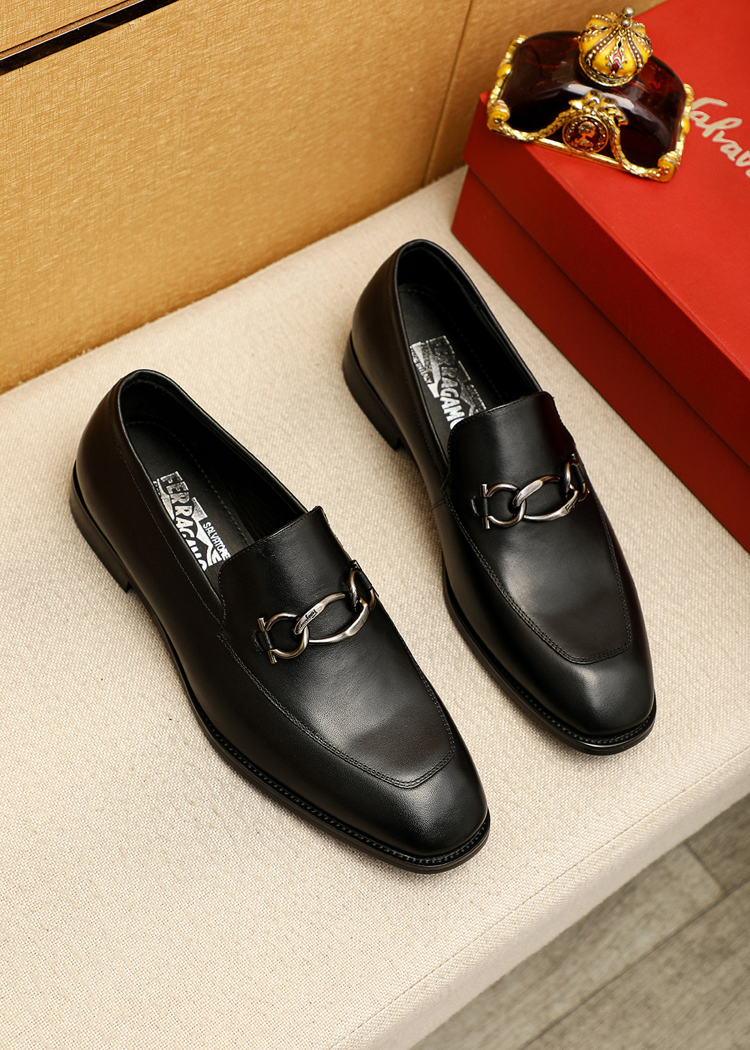 NO:704730,Product trademark Ferragamo 'Ferragamo' casual leather shoes. Regular size: 38-44 (45.46 customized) Product material selection: imported first-layer calfskin upper + luxury hardware buckle, imported water-dyed cowhide lining. Strong three-dimensional visual effect, original outsole color 6 colors available, ferragamo, ferragamo, cowhide19860909商品商标Ferragamo「 菲拉格慕」休闲皮鞋 正码码数:38-44（45.46订制） 商品材料精选 进口头层小牛皮鞋面+奢华五金扣,进口水染牛皮内里.强烈立体视觉效果,原版大底 颜 色6色可选,,ferragamo,ferragamo,cowhide,Men's shoes