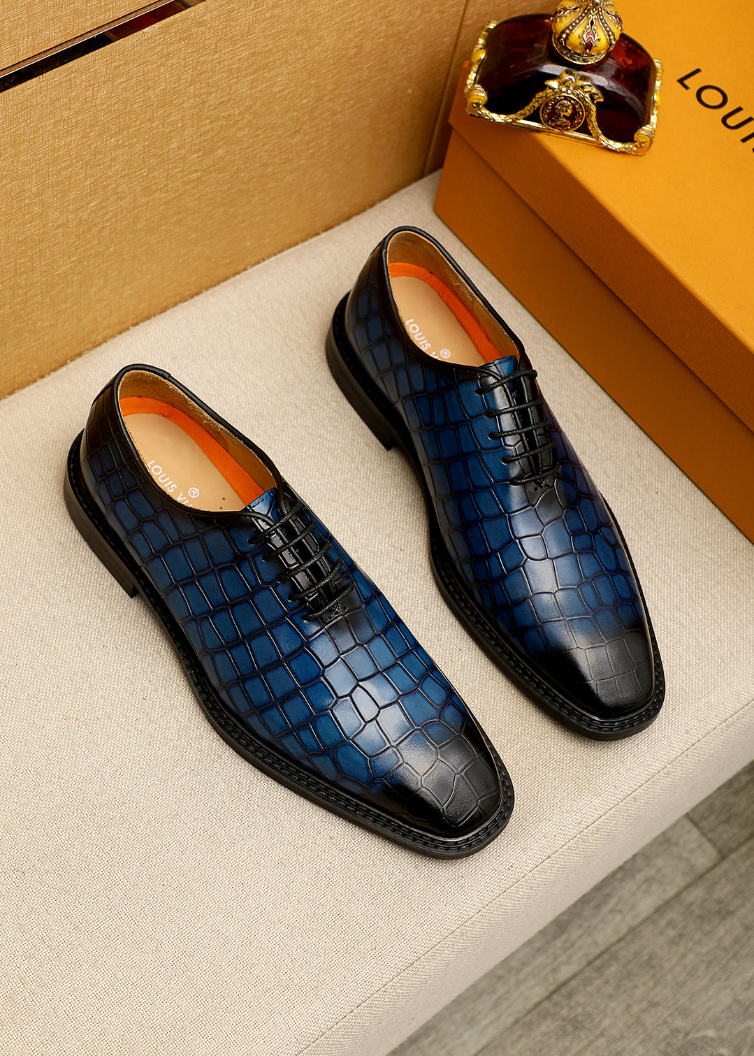 NO:711676,Product trademark LOUIS VUITTON 'Louis Vuitton' business leather shoes. Regular size: 39-44 (customized at 38.45.46). Selected product materials. Imported first-layer calfskin embossed upper, imported first-layer cowhide lining. Strong three-dimensional visual effect. Original outsole. Available in 3 colors, louis vuitton, louis vuitton, cowhide.19860909商品商标LOUIS VUITTON「 路易威登」商务皮鞋 正码码数:39-44（38.45.46订制） 商品材料精选 进口头层小牛皮压花鞋面,进口头层牛皮内里.强烈立体视觉效果 原版大底 颜 色3色可选,,louis vuitton,louis vuitton,cowhide,Men's shoes