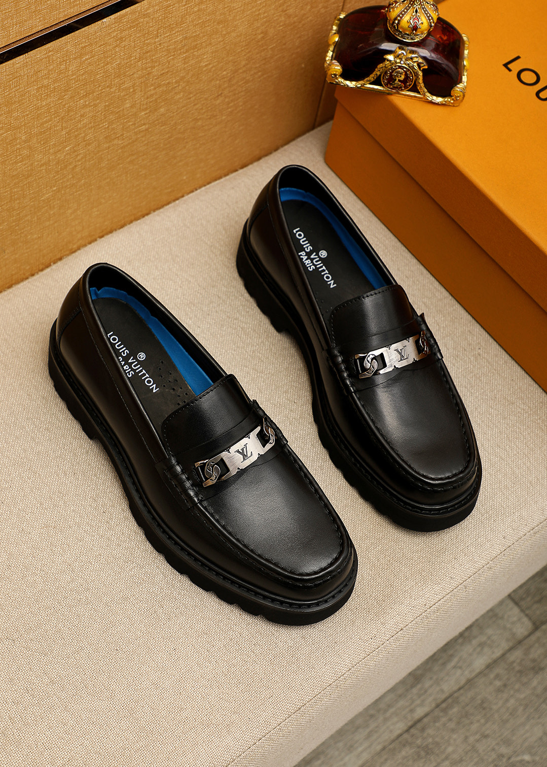 NO:711693,Product trademark LOUIS VUITTON 'Louis Vuitton' casual leather shoes. Regular size: 38-44 (customized at 45.46) Product materials are selected. Imported first-layer calfskin upper + classic hardware buckle, imported first-layer cowhide lining. Strong three-dimensional visual effect. Original outsole. 1 color available, louis vuitton, louis vuitton, cowhide19860909商品商标LOUIS VUITTON「 路易威登」休闲皮鞋 正码码数:38-44（45.46订制） 商品材料精选 进口头层小牛皮鞋面+经典五金扣,进口头层牛皮内里.强烈立体视觉效果 原版大底 颜 色1色可选,,louis vuitton,louis vuitton,cowhide,Men's shoes