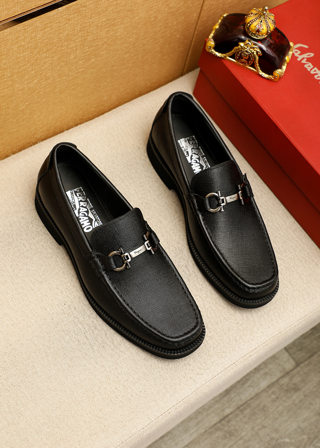 NO:711682,Product trademark Ferragamo 'Ferragamo' casual leather shoes. Regular size: 38-44 (customized at 45.46) Product material selection: imported cross-grain cowhide upper + classic hardware buckle, imported water-dyed cowhide lining. Strong three-dimensional visual effect, original outsole 3 colors available, ferragamo, ferragamo, cowhide19860909商品商标Ferragamo「 菲拉格慕」休闲皮鞋 正码码数:38-44（45.46订制） 商品材料精选 进口十字纹牛皮鞋面+经典五金扣,进口水染牛皮内里.强烈立体视觉效果,原版大底 颜 色3色可选,,ferragamo,ferragamo,cowhide,Men's shoes