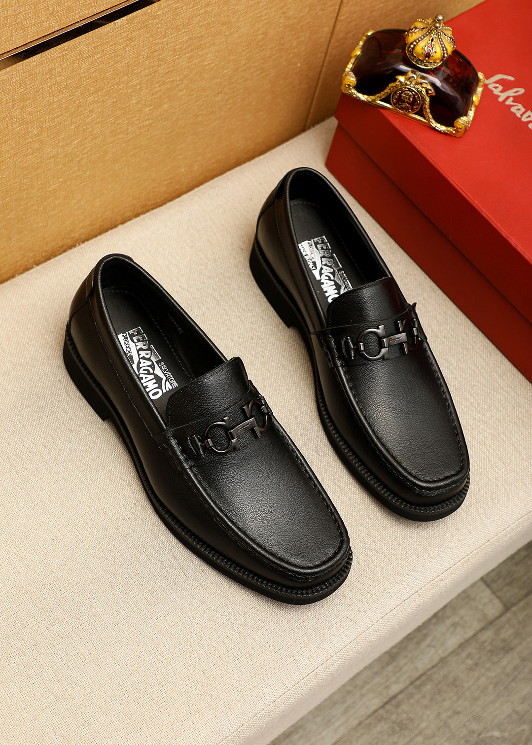 NO:711691,Product trademark Ferragamo 'Ferragamo' casual leather shoes. Regular size: 38-44 (45.46 customized) Product material selection: imported cross-grain cowhide upper + classic hardware buckle, imported water-dyed cowhide lining. Strong three-dimensional visual effect, original outsole color 4 colors available, ferragamo, ferragamo, cowhide19860909商品商标Ferragamo「 菲拉格慕」休闲皮鞋 正码码数:38-44（45.46订制） 商品材料精选 进口十字纹牛皮鞋面+经典五金扣,进口水染牛皮内里.强烈立体视觉效果,原版大底 颜 色4色可选,,ferragamo,ferragamo,cowhide,Men's shoes