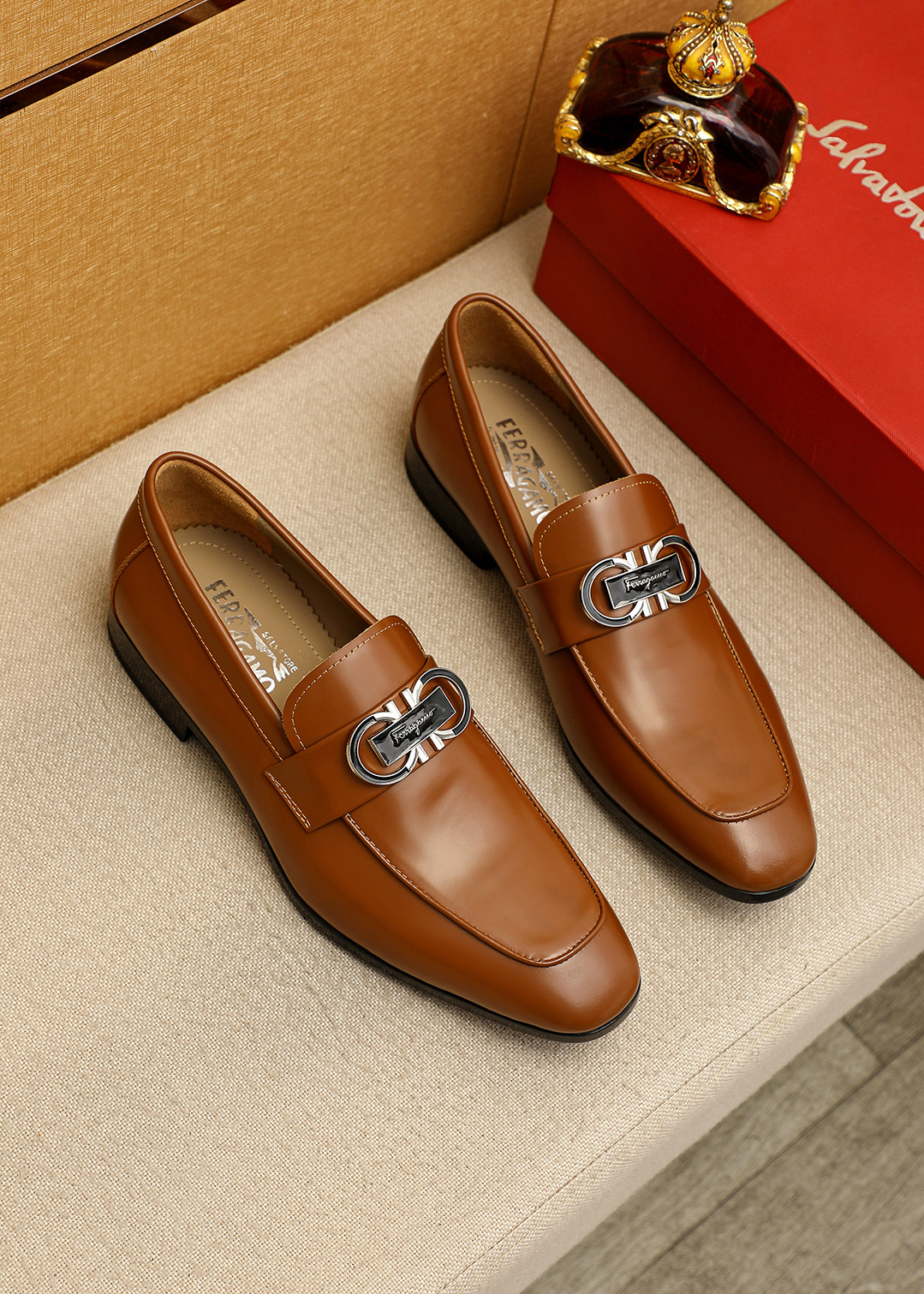 NO:744636,(High-end quality) Ferragamo new official website men's slip-on shoes synchronization style, the upper is made of imported suede cowhide, the latest brand elements G family hardware pull-tab buckle, the latest Ferragamo official website shows a good atmosphere, the simple design of the slip-on style is super versatile, the inner top layer is water-dyed cowhide. Original outsole, size 39-44. (38.45 customized)),,ferragamo,gucci,cowhide19860909(高端品质)菲拉格幕新款 官网男士套脚鞋同步款,鞋面选用进口反绒牛皮,最新品牌元素G家五金拉环扣,菲拉格慕官网最新 彰显不俗的气息,设计简约套脚款型 超级百搭 内里头层水染牛皮里.原版大底,码数39-44.(38.45订制）),,ferragamo,gucci,cowhide,Men's shoes