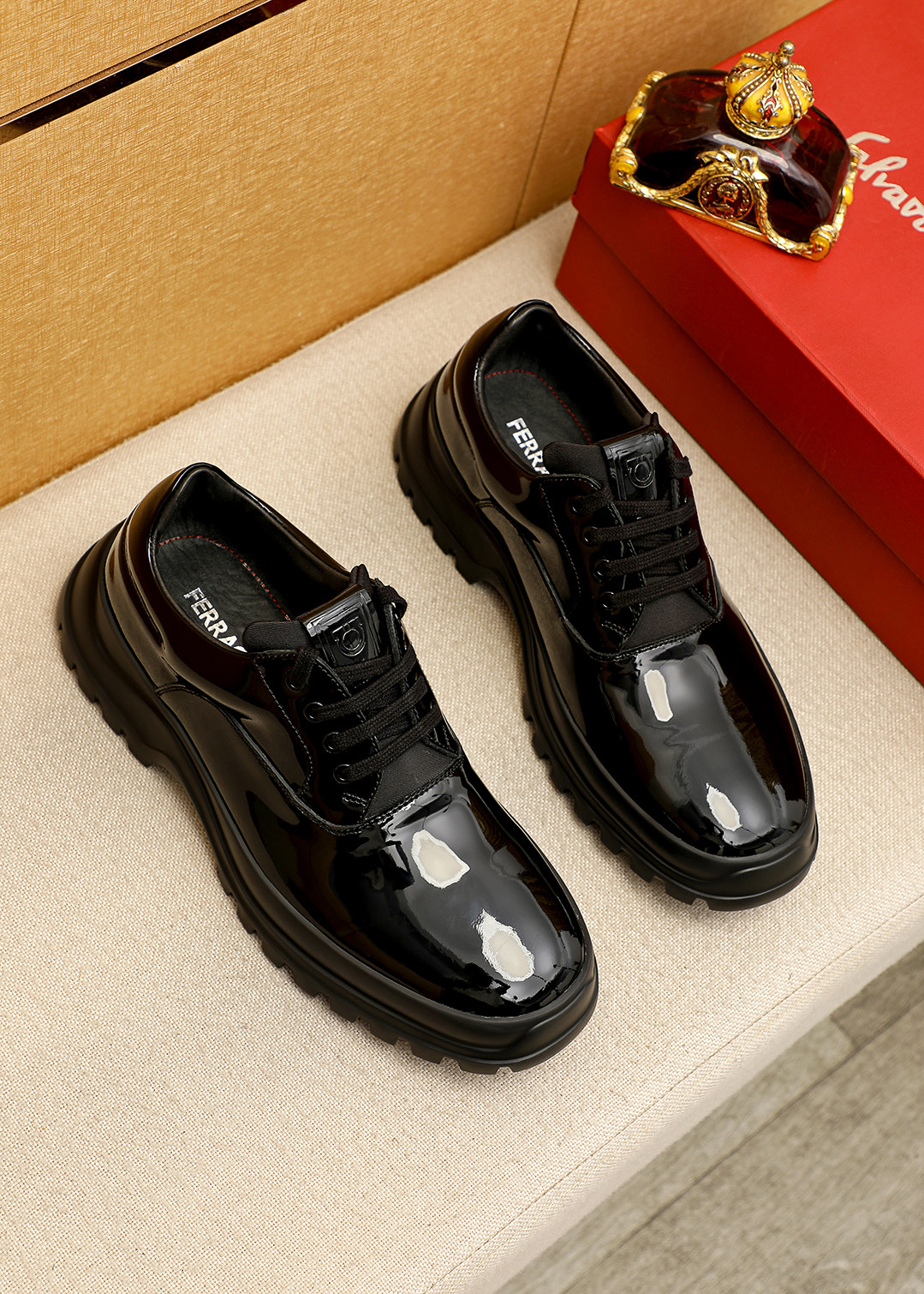 NO:744594,Product trademark Ferragamo 'Ferragamo' casual leather shoes. Regular size: 39-44 (45 customized) Product material selection: imported patent leather upper, imported water-dyed cowhide lining. Strong three-dimensional visual effect, original outsole. 4 kinds of leather materials available, ferragamo, ferragamo, cowhide19860909商品商标Ferragamo「 菲拉格慕」休闲皮鞋 正码码数:39-44（45订制） 商品材料精选 进口漆皮牛皮鞋面,进口水染牛皮内里.强烈立体视觉效果,原版大底 颜 色4种皮料可选,,ferragamo,ferragamo,cowhide,Men's shoes