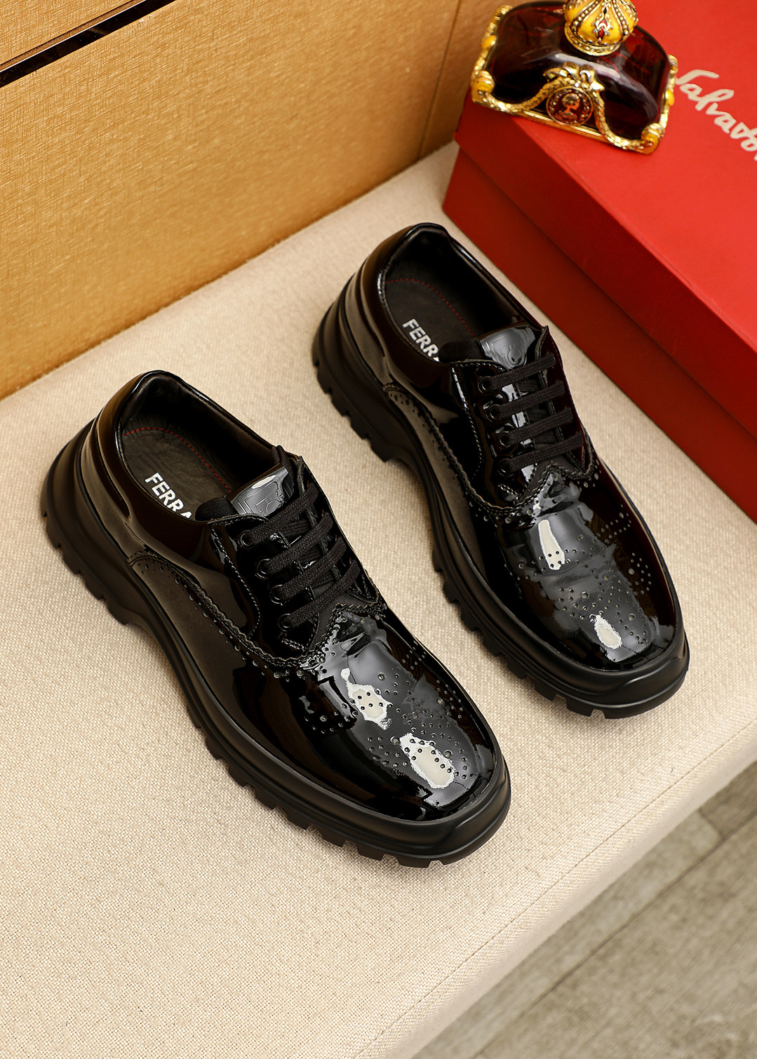 NO:744624,Product trademark Ferragamo 'Ferragamo' casual leather shoes. Regular size: 39-44 (45 customized) Product material selection: imported patent leather upper, imported water-dyed cowhide lining. Strong three-dimensional visual effect, original outsole. 4 kinds of leather materials available, ferragamo, ferragamo, cowhide19860909商品商标Ferragamo「 菲拉格慕」休闲皮鞋 正码码数:39-44（45订制） 商品材料精选 进口漆皮牛皮鞋面,进口水染牛皮内里.强烈立体视觉效果,原版大底 颜 色4种皮料可选,,ferragamo,ferragamo,cowhide,Men's shoes