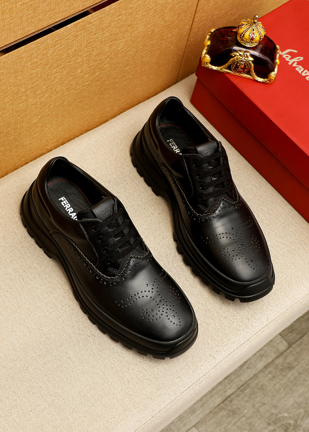 NO:744629,Product trademark Ferragamo 'Ferragamo' casual leather shoes, correct size: 39-44 (45 customized) Product material selection: imported calfskin upper, imported water-dyed cowhide lining. Strong three-dimensional visual effect, original outsole, 4 kinds of leather materials available, ferragamo, ferragamo, cowhide19860909商品商标Ferragamo「 菲拉格慕」休闲皮鞋 正码码数:39-44（45订制） 商品材料精选 进口小牛皮鞋面,进口水染牛皮内里.强烈立体视觉效果,原版大底 颜 色4种皮料可选,,ferragamo,ferragamo,cowhide,Men's shoes