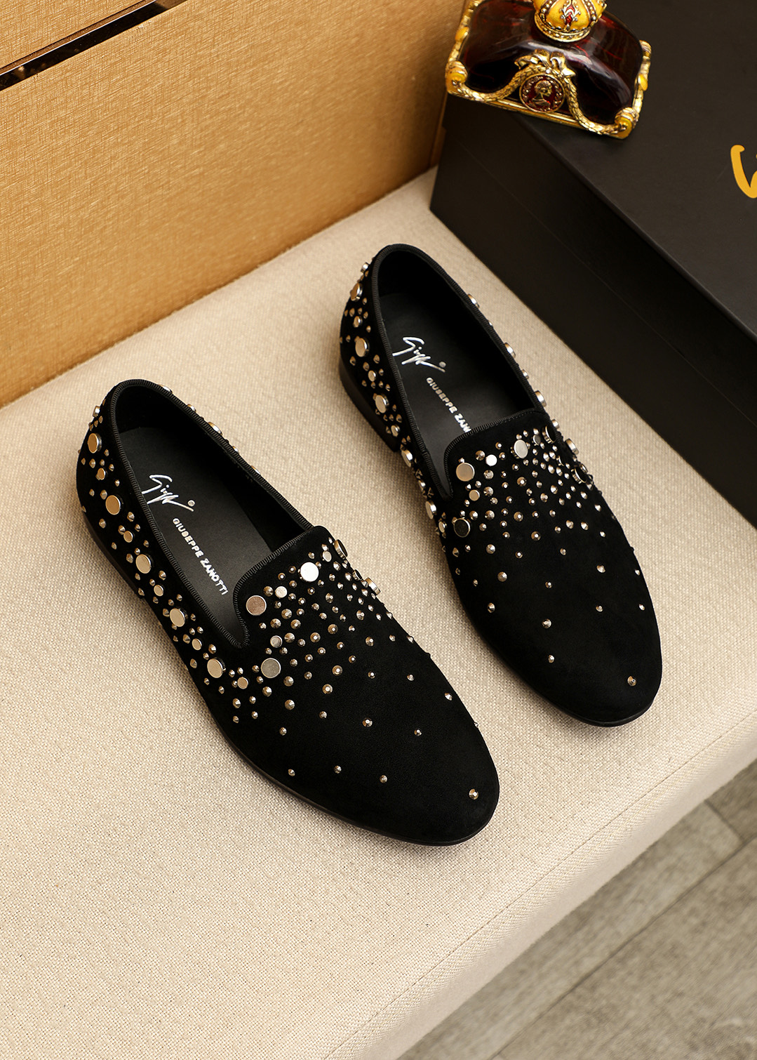 NO:745063,Original replica Giuseppe Zanotti GZ Giuseppe Zanotti, the latest version on the official website, very eye-catching men's casual shoes. The uppers are imported cowhide with hot drilling process. The sheepskin lining is the foot pad. It has a unique fashionable and avant-garde atmosphere, which makes it more noble!  It is the first choice for fashionable men. The size is 39-44 (38.45 is custom-made and cannot be returned or exchanged),,cowhide19860909原版复刻Giuseppe Zanotti GZ朱塞佩·萨诺第,官网最新版, 大气十分亮眼 男士休闲鞋.鞋面进口牛皮烫钻工艺.羊皮内里垫脚.独具时尚前卫气息 ,更显尊贵！是潮男的首选.码数39-44（38.45定做不退换）,,cowhide,Men's shoes