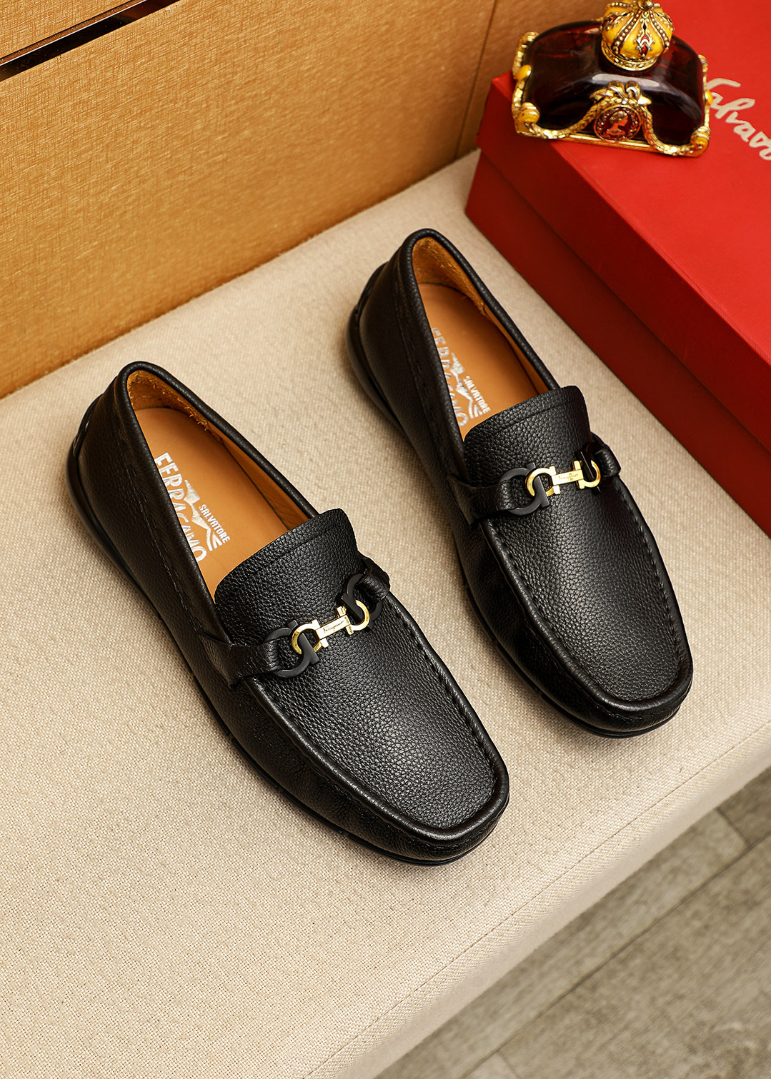 NO:745069,Product trademark Ferragamo 'Ferragamo' beanie shoes. Regular size: 39-44 (customized at 38.45) Product material selection: first layer pebbled cowhide leather upper + luxury hardware buckle, imported cowhide lining. Strong three-dimensional visual effect, original outsole color 1 color optional, ferragamo, ferragamo, cowhide19860909商品商标Ferragamo「 菲拉格慕」豆豆鞋 正码码数:39-44（38.45订制） 商品材料精选 头层荔枝纹牛皮鞋面+奢华五金扣,进口牛皮内里.强烈立体视觉效果,原版大底 颜 色1色可选,,ferragamo,ferragamo,cowhide,Men's shoes