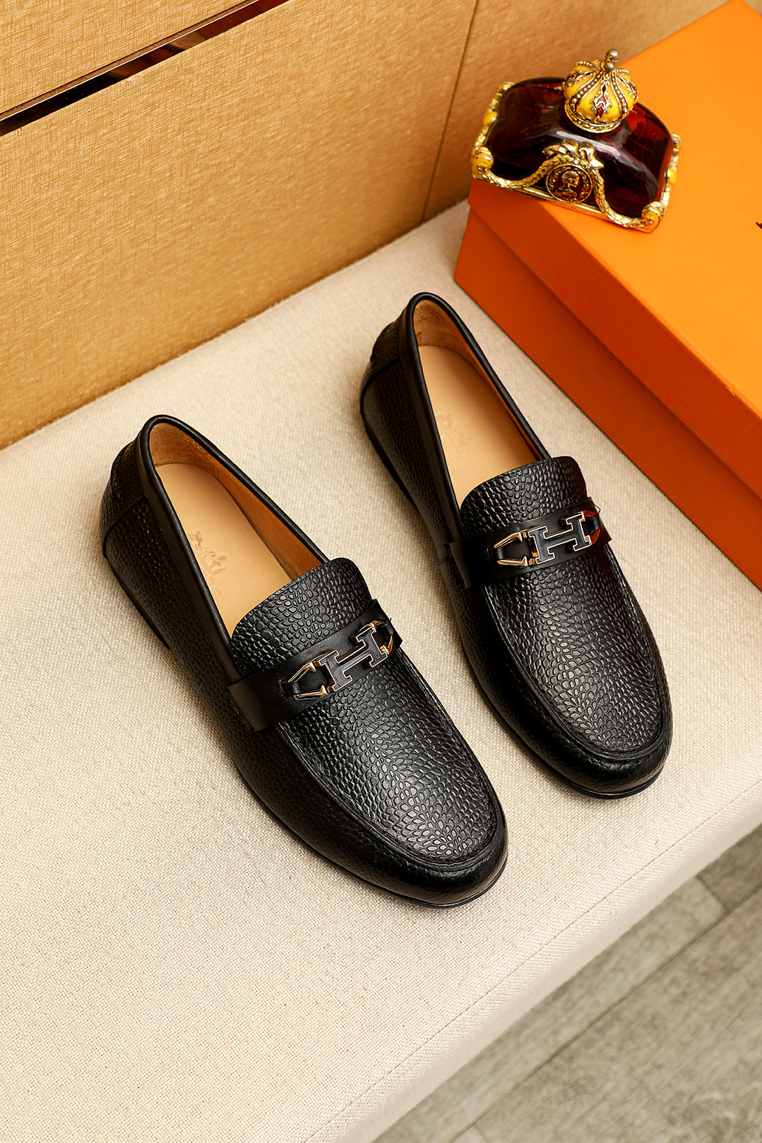 NO:745041,Product trademark HERMES 'Hermès' casual leather shoes. Regular size: 39-44 (customized at 38.45) Product material selection: imported first-layer pebbled cowhide leather upper + classic hardware buckle, imported water-dyed cowhide lining. Strong three-dimensional visual effect, original outsole color 1 color optional, hermes, hermes, cowhide19860909商品商标HERMES「 爱马仕」休闲皮鞋 正码码数:39-44（38.45订制） 商品材料精选 进口头层荔枝纹牛皮鞋面+经典五金扣,进口水染牛皮内里.强烈立体视觉效果,原版大底 颜 色1色可选,,hermes,hermes,cowhide,Men's shoes