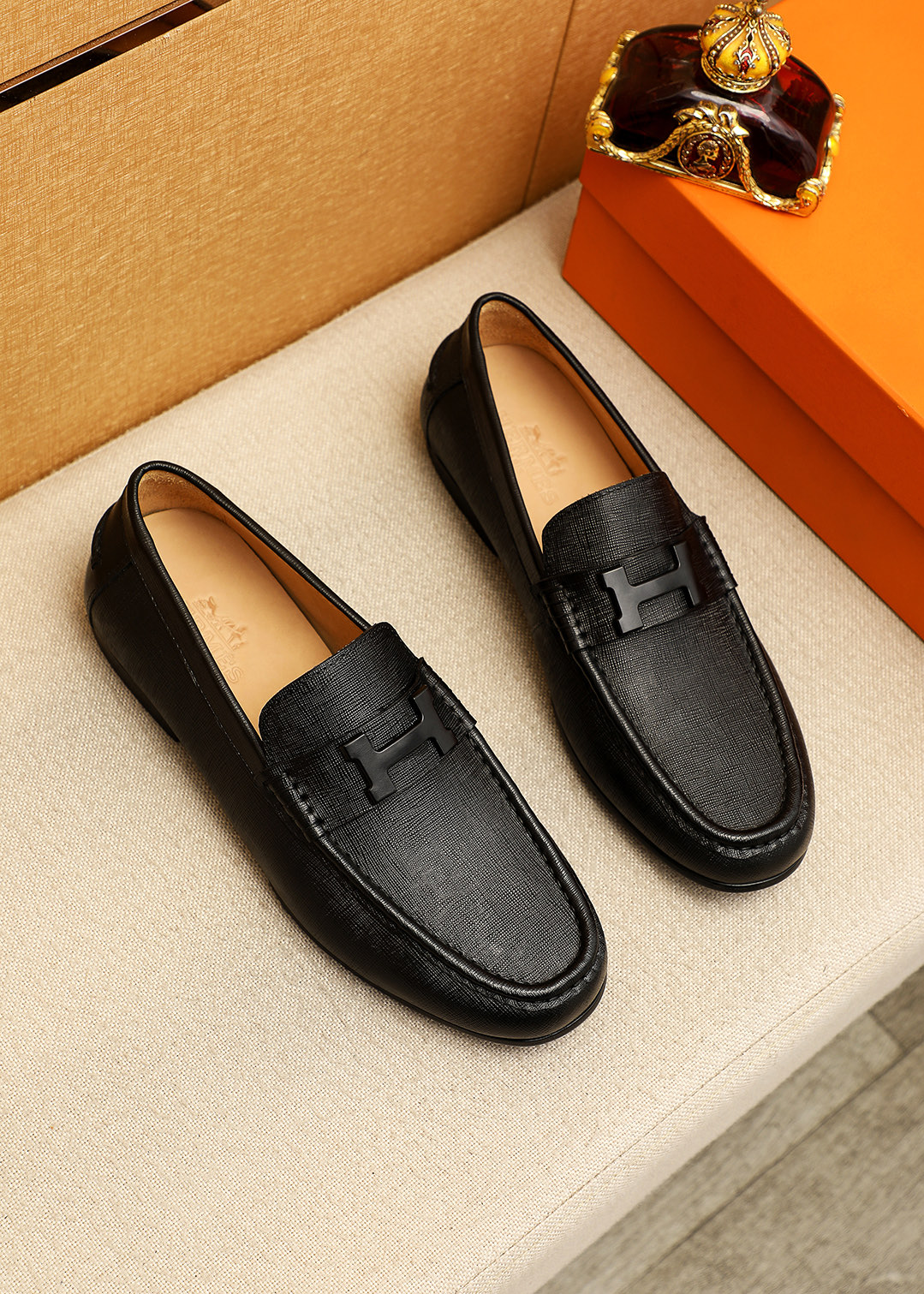 NO:745046,Product trademark HERMES 'Hermès' casual leather shoes. Regular size: 39-44 (customized at 38.45) Product material selection: imported first-layer cross-grain cowhide upper + classic hardware buckle, imported water-dyed cowhide lining. Strong three-dimensional visual effect, original outsole color 1 color optional, hermes, hermes, cowhide19860909商品商标HERMES「 爱马仕」休闲皮鞋 正码码数:39-44（38.45订制） 商品材料精选 进口头层十字纹牛皮鞋面+经典五金扣,进口水染牛皮内里.强烈立体视觉效果,原版大底 颜 色1色可选,,hermes,hermes,cowhide,Men's shoes