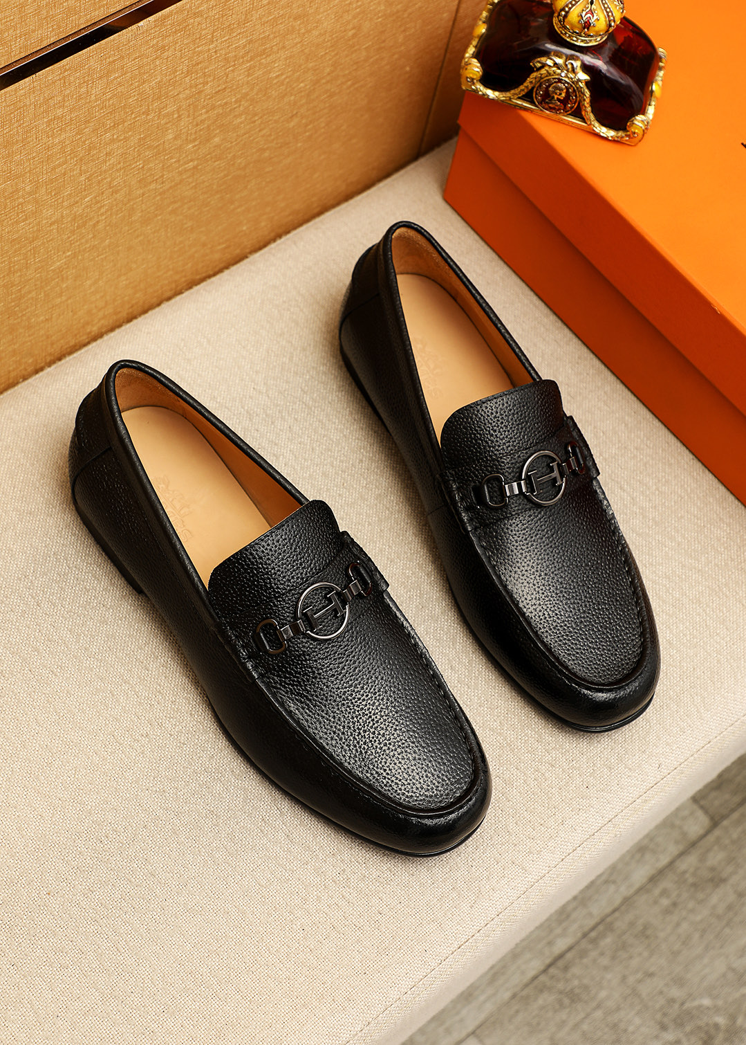 NO:745051,Product trademark HERMES 'Hermès' casual leather shoes. Regular size: 39-44 (customized at 38.45) Product material selection: imported first-layer pebbled cowhide leather upper + classic hardware buckle, imported water-dyed cowhide lining. Strong three-dimensional visual effect, original outsole color 1 color optional, hermes, hermes, cowhide19860909商品商标HERMES「 爱马仕」休闲皮鞋 正码码数:39-44（38.45订制） 商品材料精选 进口头层荔枝纹牛皮鞋面+经典五金扣,进口水染牛皮内里.强烈立体视觉效果,原版大底 颜 色1色可选,,hermes,hermes,cowhide,Men's shoes