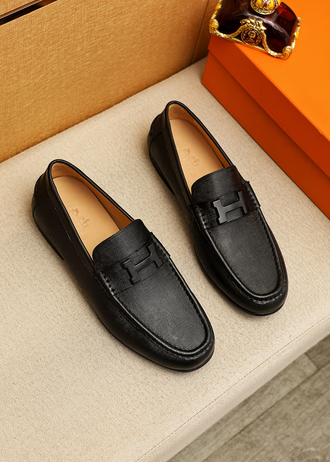 NO:745056,Product trademark HERMES 'Hermès' casual leather shoes. Regular size: 39-44 (customized at 38.45) Product material selection: imported first-layer cross-grain cowhide upper + classic hardware buckle, imported water-dyed cowhide lining. Strong three-dimensional visual effect, original outsole color 1 color optional, hermes, hermes, cowhide19860909商品商标HERMES「 爱马仕」休闲皮鞋 正码码数:39-44（38.45订制） 商品材料精选 进口头层十字纹牛皮鞋面+经典五金扣,进口水染牛皮内里.强烈立体视觉效果,原版大底 颜 色1色可选,,hermes,hermes,cowhide,Men's shoes