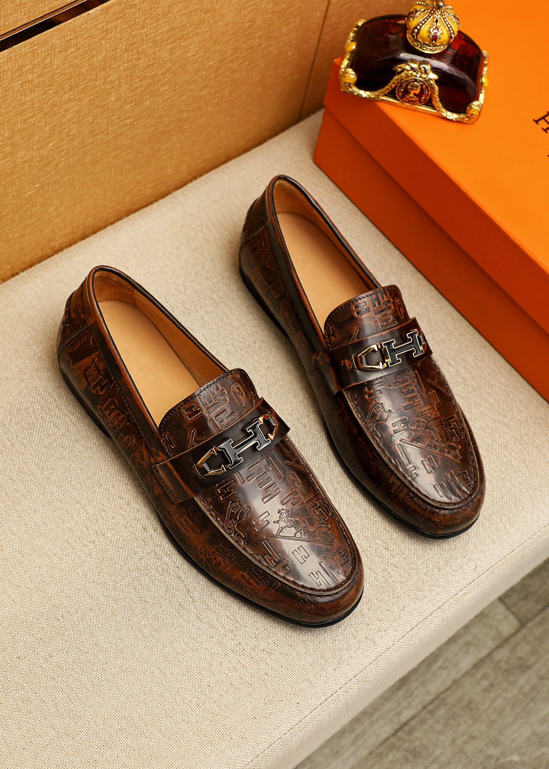 NO:745067,Product trademark HERMES 'Hermès' casual leather shoes. Regular size: 39-44 (customized at 38.45) Product material selection: imported first-layer open-edge beaded cowhide embossed upper + classic hardware buckle, imported water-dyed cowhide lining. Strong three-dimensional visual effect, original outsole color 1 color optional, hermes, hermes, cowhide19860909商品商标HERMES「 爱马仕」休闲皮鞋 正码码数:39-44（38.45订制） 商品材料精选 进口头层开边珠牛皮压花鞋面+经典五金扣,进口水染牛皮内里.强烈立体视觉效果,原版大底 颜 色1色可选,,hermes,hermes,cowhide,Men's shoes