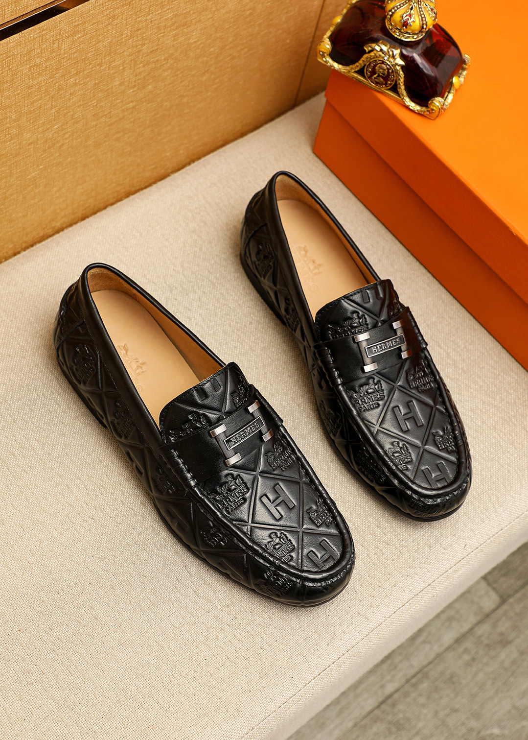 NO:745073,Product trademark HERMES 'Hermès' casual leather shoes. Regular size: 39-44 (customized at 38.45) Product material selection: imported first-layer calfskin embossed upper + classic hardware buckle, imported water-dyed cowhide lining. Strong three-dimensional visual effect, original outsole color 1 color optional, hermes, hermes, cowhide19860909商品商标HERMES「 爱马仕」休闲皮鞋 正码码数:39-44（38.45订制） 商品材料精选 进口头层小牛皮压花鞋面+经典五金扣,进口水染牛皮内里.强烈立体视觉效果,原版大底 颜 色1色可选,,hermes,hermes,cowhide,Men's shoes