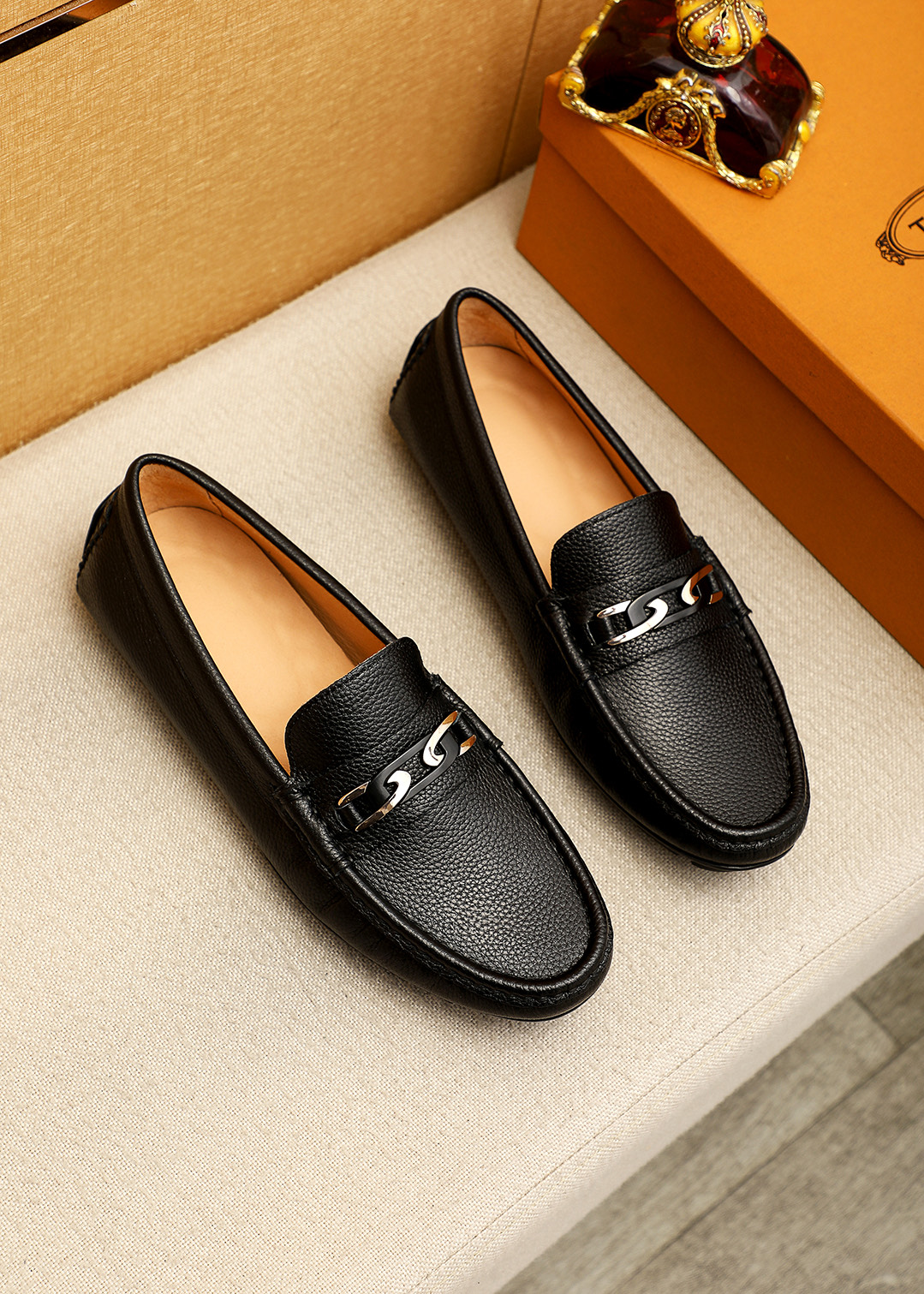 NO:756277,Product trademark TODS 'Tods' Doudou shoes, correct size: 38-44 (customized at 37.45.46) Product material selection, first layer pebbled cowhide upper + luxury hardware buckle, imported cowhide insole. Strong three-dimensional visual effect, rubber outsole, 3 colors available, Tod's, cowhide19860909商品商标TODS「 托德斯」豆豆鞋 正码码数:38-44（37.45.46订制） 商品材料精选 头层荔枝纹牛皮鞋面+奢华五金扣,进口牛皮鞋垫.强烈立体视觉效果,橡胶大底 颜 色3色可选,,Tod's,cowhide,Men's shoes