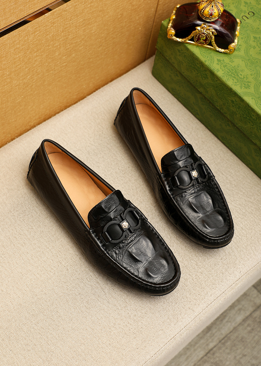 NO:745979,Product trademark GUCCI 'Gucci' beanie shoes. Regular size: 38-44 (customized at 37.45.46). Selected product materials. Imported first-layer calfskin embossed upper + luxury hardware buckle imported pigskin lining. Strong three-dimensional visual effect. Rubber outsole. 3 colors available, gucci, gucci, cowhide.19860909商品商标GUCCI「 古驰」豆豆鞋 正码码数:38-44（37.45.46订制） 商品材料精选 进口头层小牛皮压花鞋面+奢华五金扣进口猪皮内里.强烈立体视觉效果,橡胶大底 颜 色3色可选,,gucci,gucci,cowhide,Men's shoes