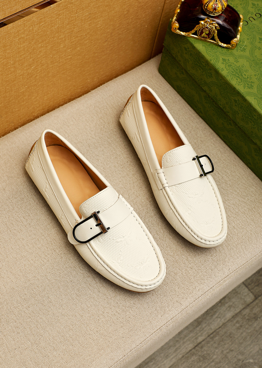 NO:745984,Product trademark GUCCI 'Gucci' beanie shoes. Regular size: 38-44 (customized at 37.45.46) Product materials are selected. Imported first-layer calfskin embossed upper + luxury hardware buckle imported pigskin lining. Strong three-dimensional visual effect, rubber outsole. 5 colors available, gucci, gucci, cowhide19860909商品商标GUCCI「 古驰」豆豆鞋 正码码数:38-44（37.45.46订制） 商品材料精选 进口头层小牛皮压花鞋面+奢华五金扣进口猪皮内里.强烈立体视觉效果,橡胶大底 颜 色5色可选,,gucci,gucci,cowhide,Men's shoes