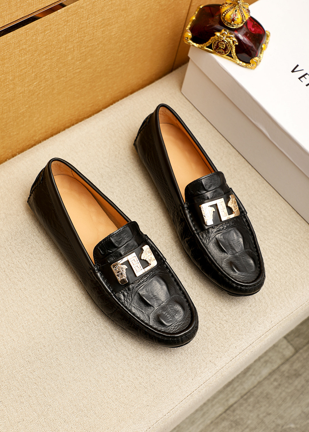 NO:745989,Product trademark VERSACE 'Versace' beanie shoes. Regular size: 38-44 (customized at 37.45.46). Selected product materials. Imported first-layer calfskin embossed upper, imported pigskin lining. Strong three-dimensional visual effect. Rubber outsole. Three colors available, versace, versace, cowhide.19860909商品商标VERSACE「范思哲」豆豆鞋 正码码数:38-44 (37.45.46订制) 商品材料精选 进口头层小牛皮压花鞋面,进口猪皮内里.强烈立体视觉效果,橡胶大底 颜 色3色可选,,versace,versace,cowhide,Men's shoes